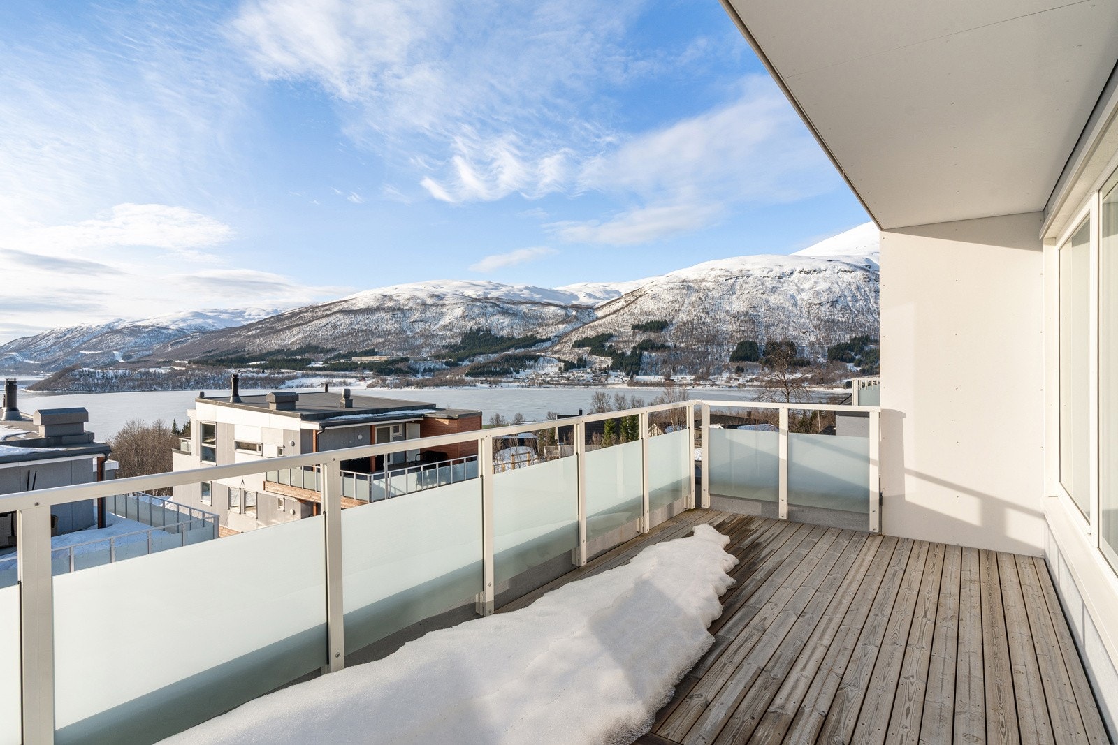 Fra stuen har du utgang til stor balkong med plass for utemøbler, grill og beplantning. Galleribilde