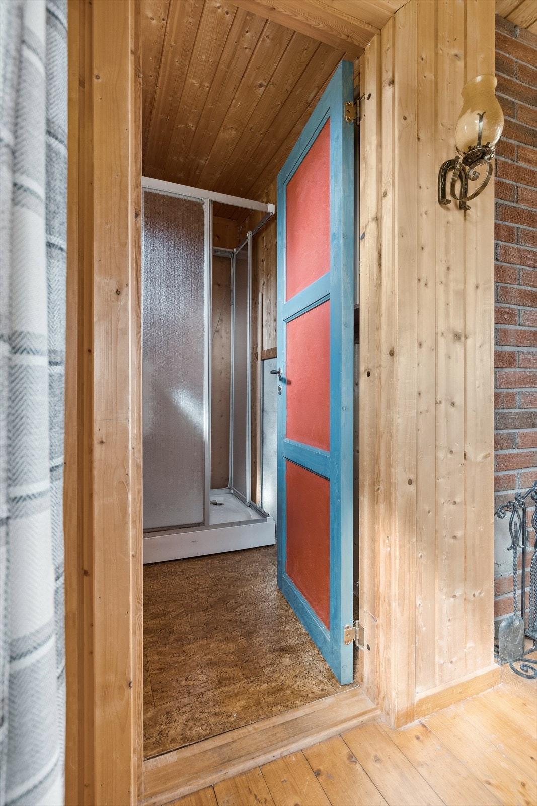 Bod inne i hytta har dusjkabinett/hyttedusj. Galleribilde