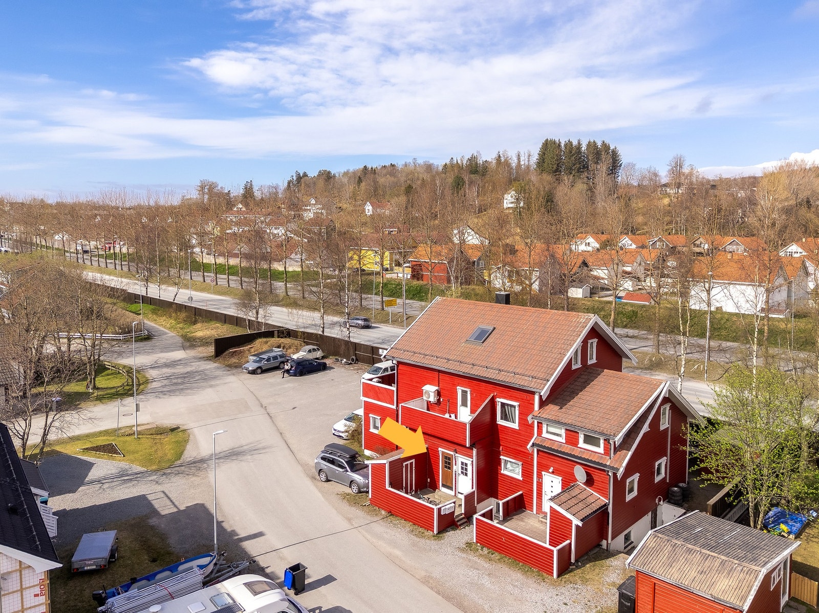 Boligen ligger sentralt til i starten av en blindvei, med flere parkeringsplasser på eiendommen. Tilgang på utebod rett utenfor døren Galleribilde