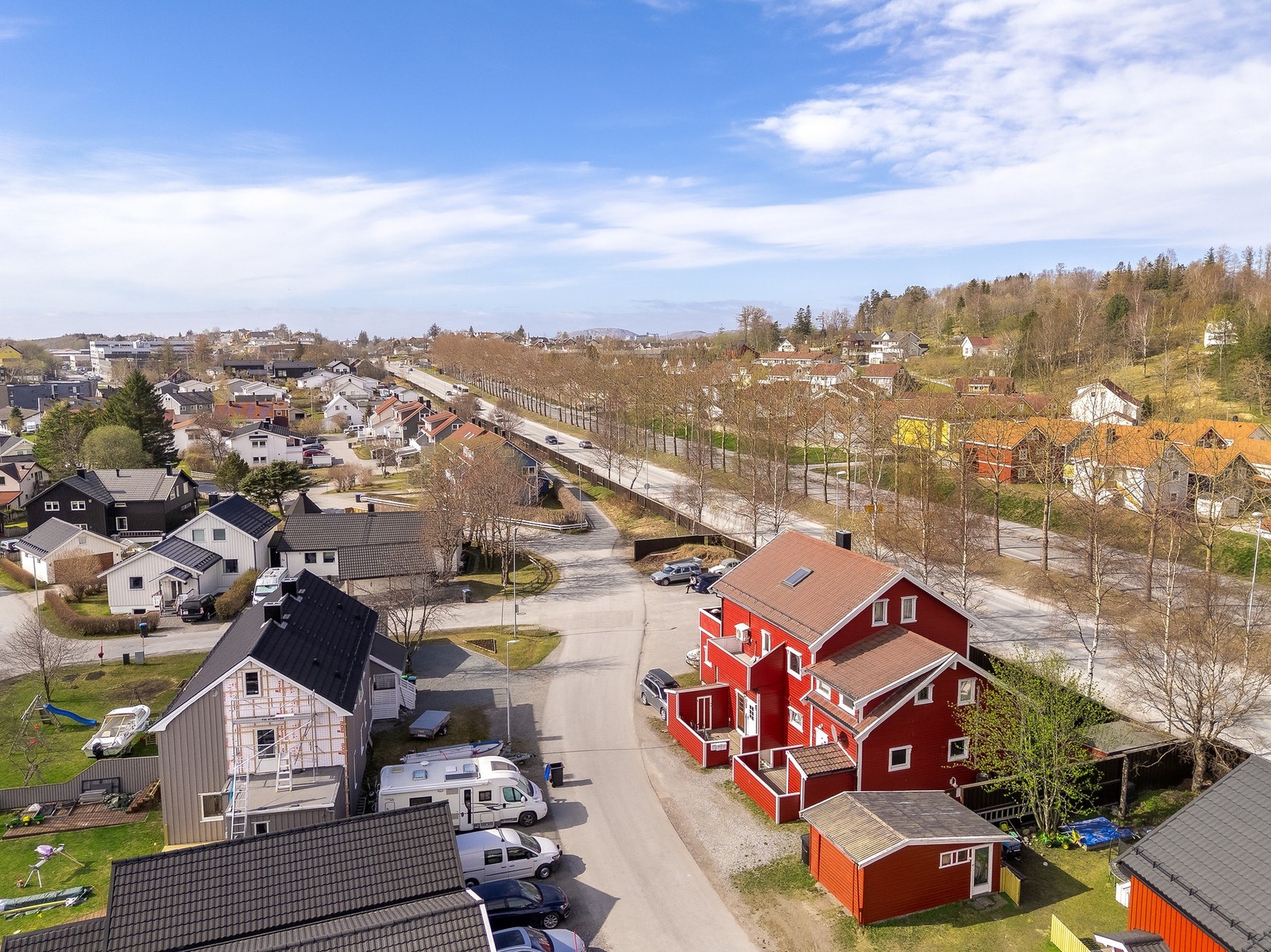 Attraktiv beliggenhet midt i byen med enkel adkomst for inn- og utkjøring, og kort vei til dagligvare, treningssenter og øvrige fasiliteter. Galleribilde