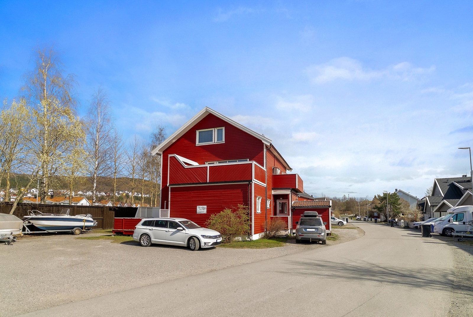 Utenfor boligen er det godt med oppstillingsplasser og nåværende eier har parkert like utenfor terrassen Galleribilde