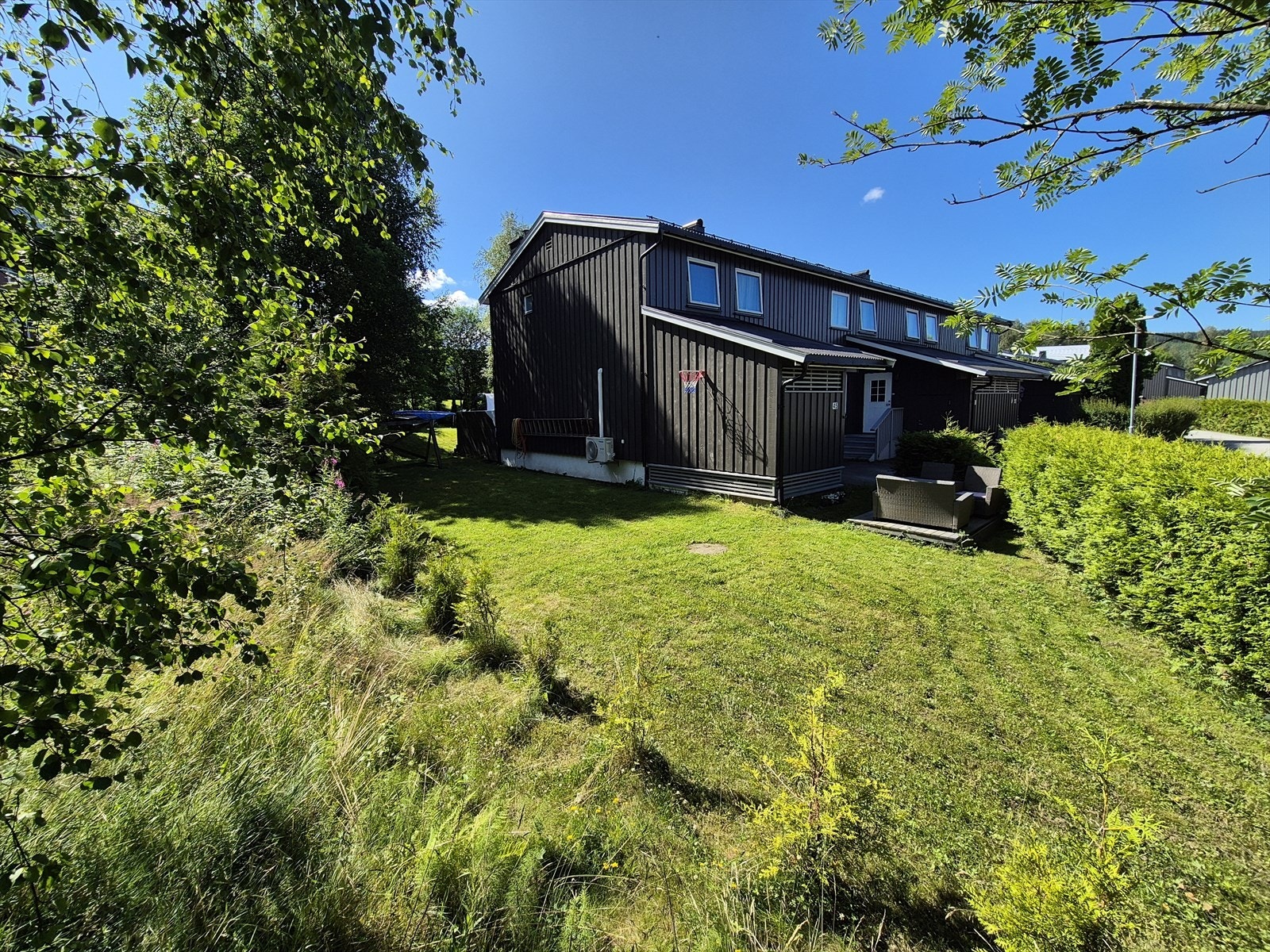 Enderekke med romslig hage. Ingen TG3 Galleribilde