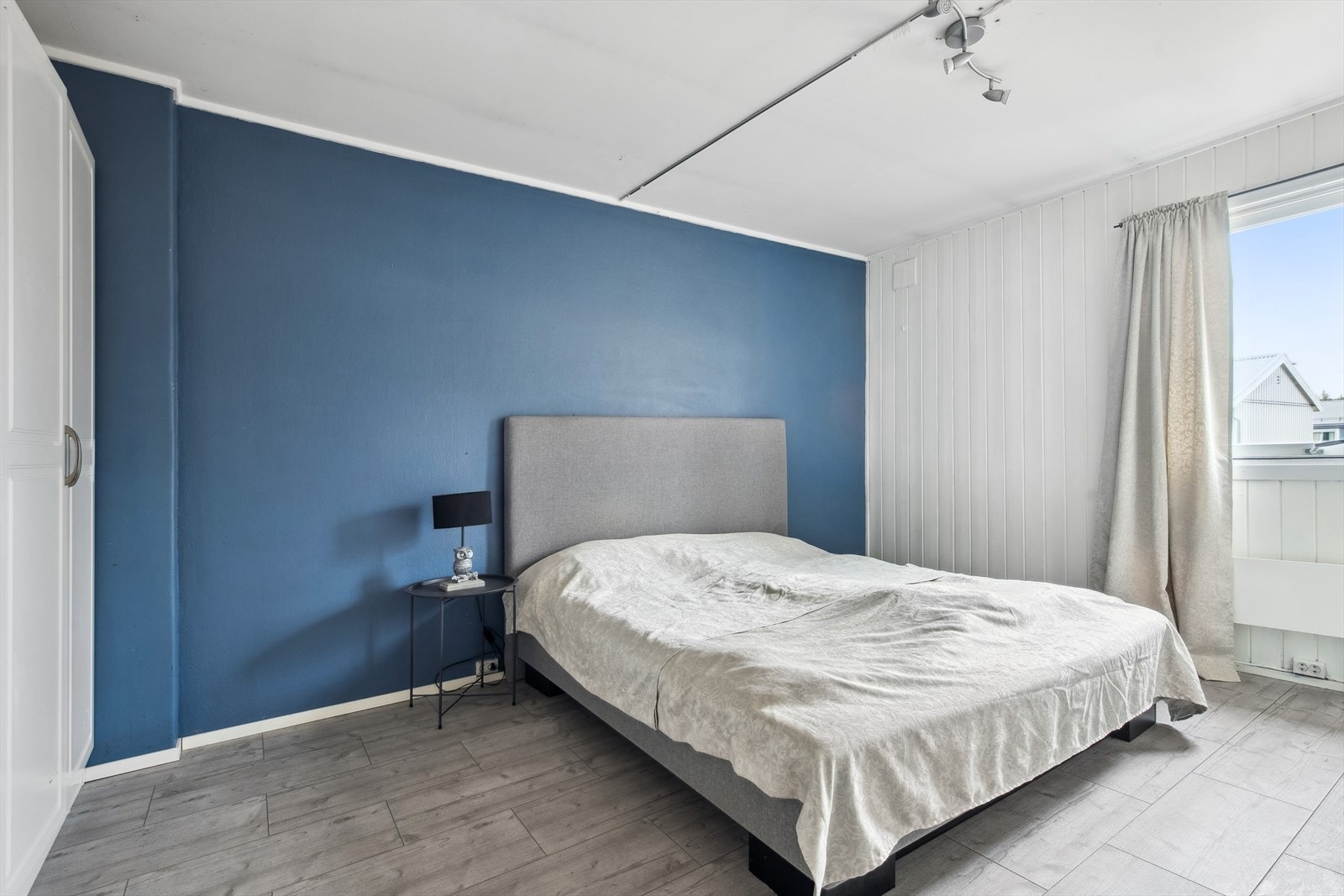 Boligen har tre soverom. Hovedsoverom med god plass til dobbelseng og garderobeskap. Galleribilde