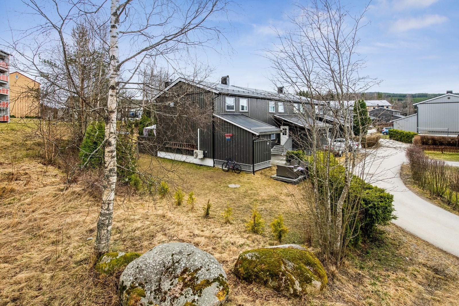 Barnevennlig område med kort vei til skole, barnehage og matbutikk og bussholdeplass. Galleribilde
