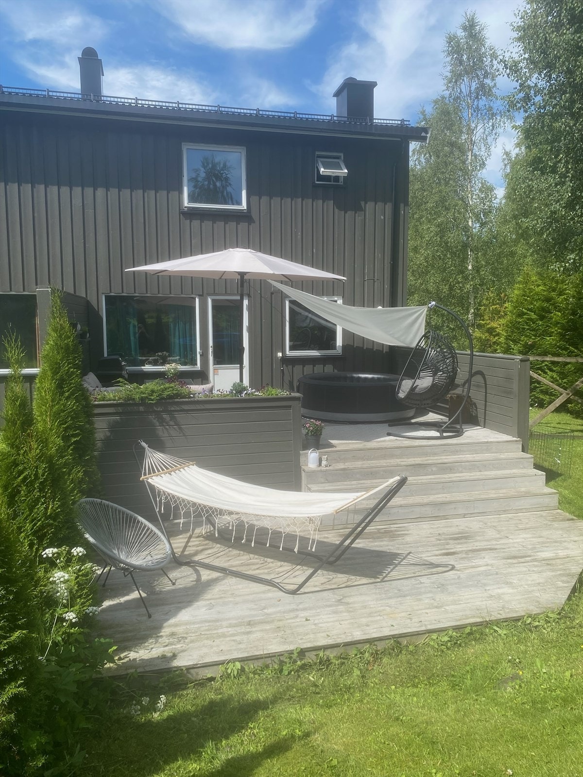 Fra terrassen er det åpen adgang til uteområder. - Selgers egne sommerbilder. Galleribilde