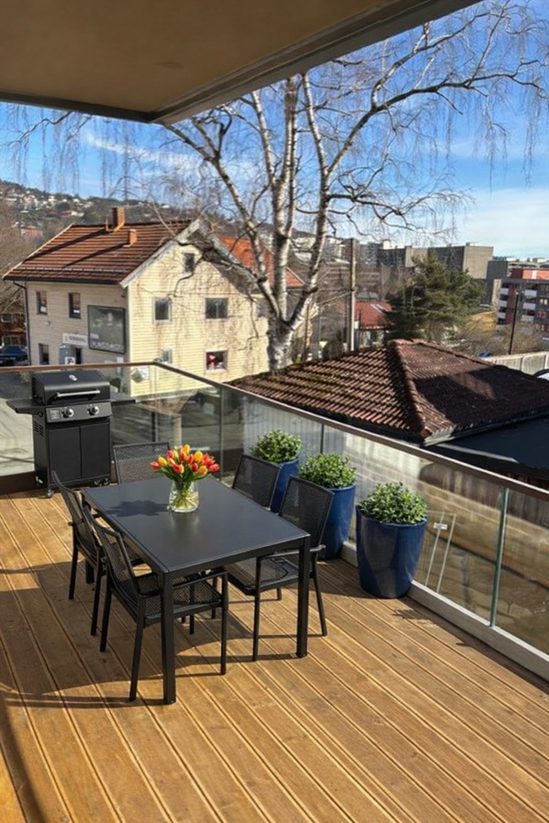 Terrassen møbler med hjelp av AI (avvik kan forekomme). Galleribilde