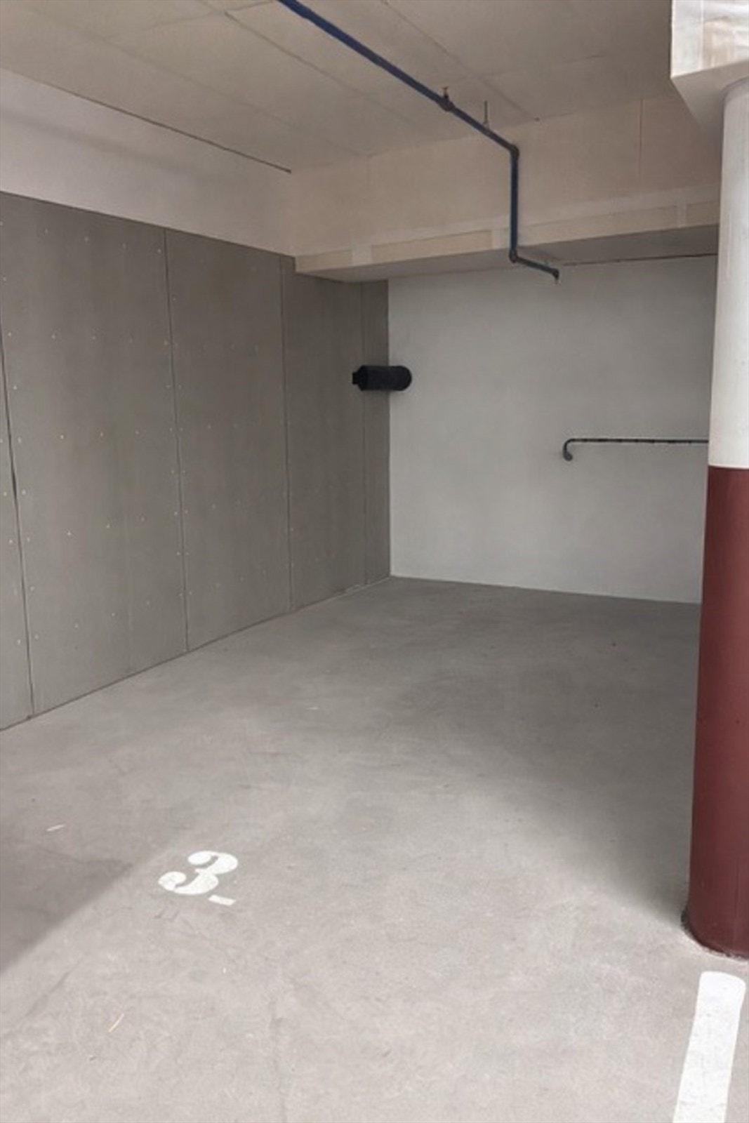 Romslig garasjeplass med ca. 3 meter bredde kan kjøpes. Galleribilde