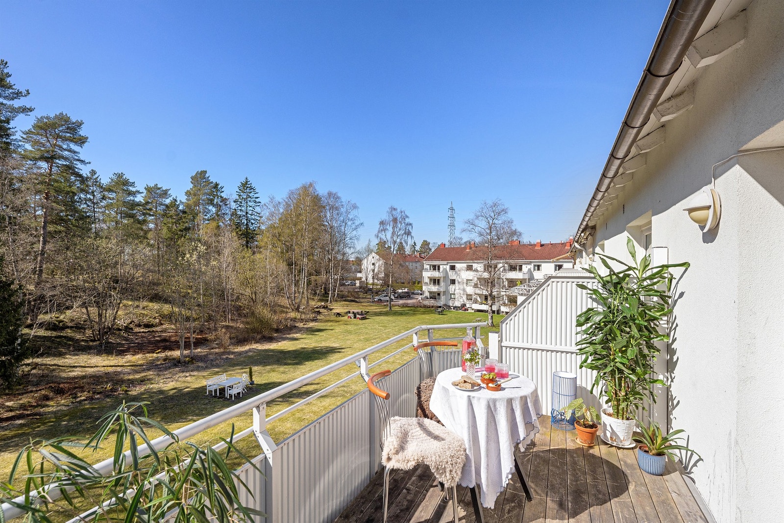 Fra balkongen er det et åpent og luftig utsyn over nærområdet. Galleribilde
