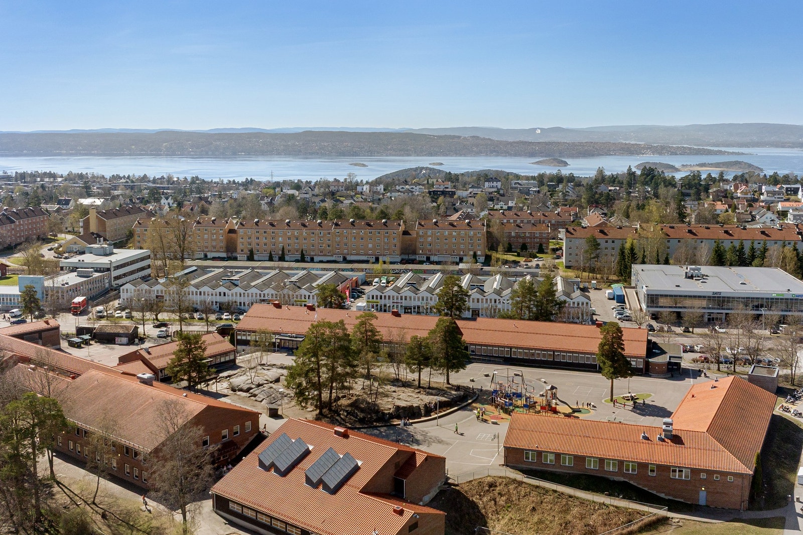 Det er gangavstand til nye Lambertseter Senter med rikt utvalg forretninger, vinmonopol, bibliotek, apotek, bank, treningssenter og mye annet. Kort vei til t-bane og bussforbindelser til sentrum. Galleribilde