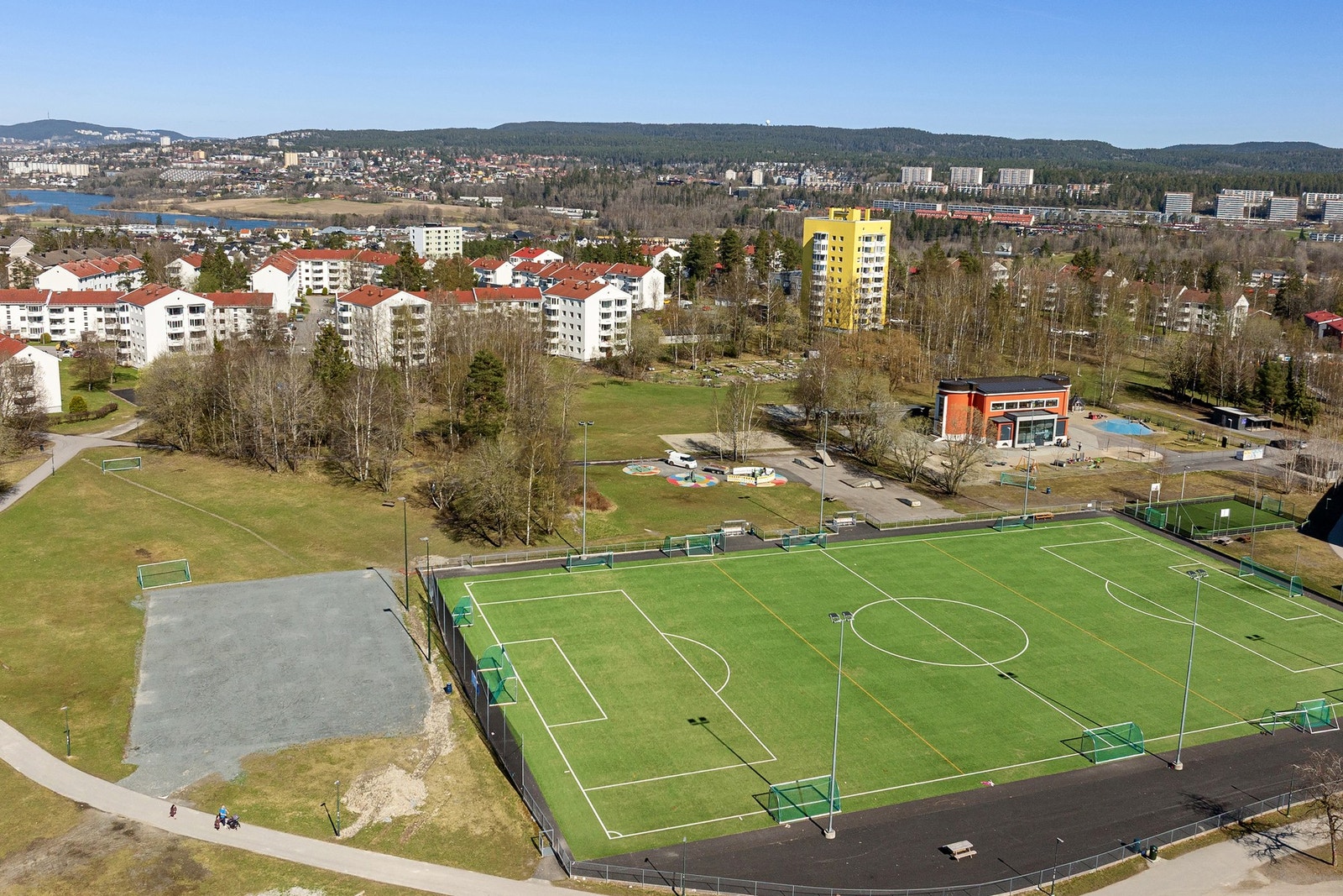 Godt etablerte idrettsklubber i området med blant annet fotballbane, løpebane, svømmehall og flere treningssentre. Galleribilde
