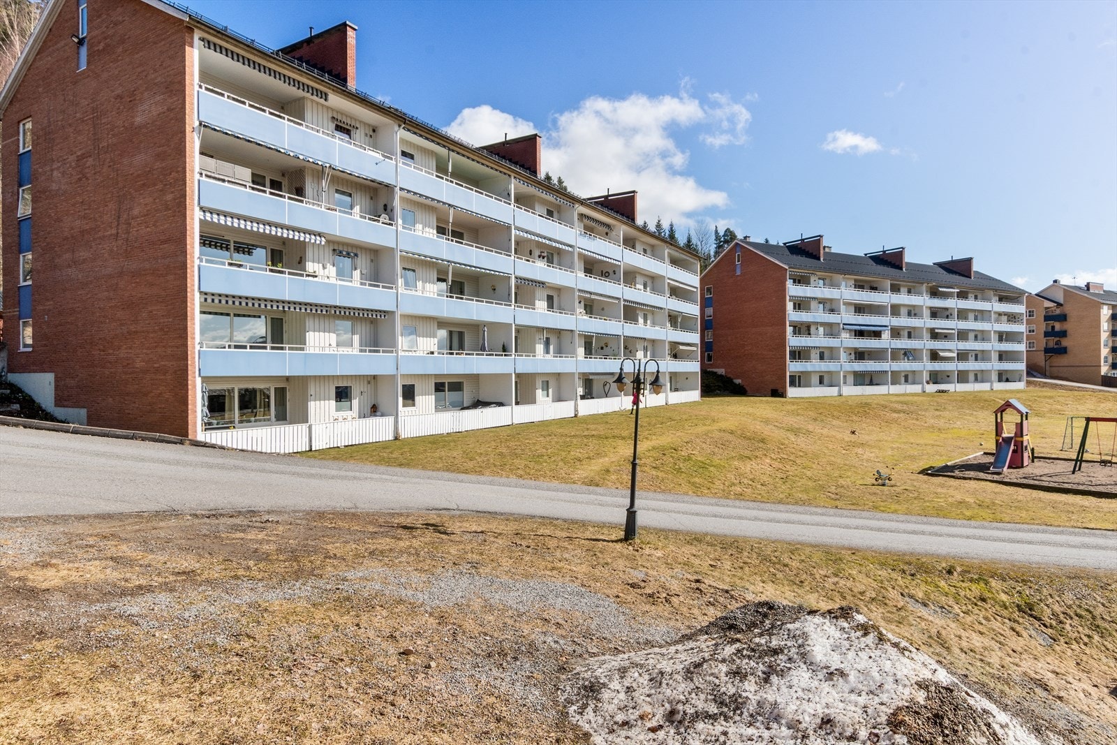 Konglevegen borettslag er fint beliggende med herlige solforhold. Galleribilde