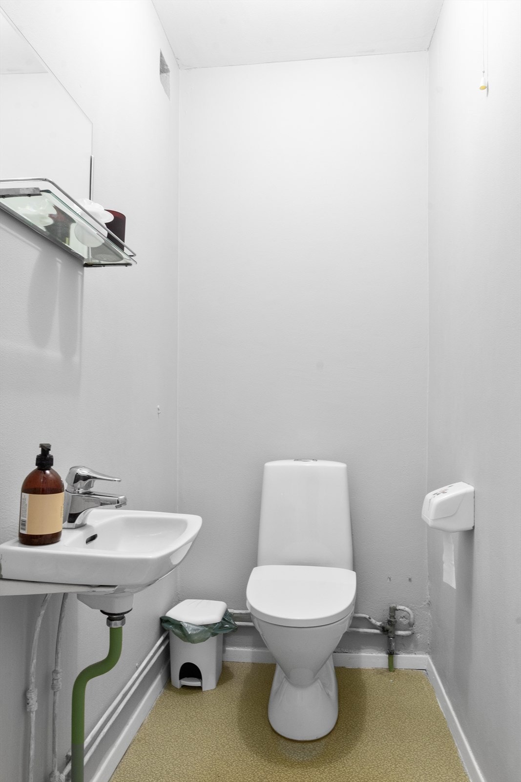 Vegg i vegg med badet er det et separat toalettrom. Galleribilde