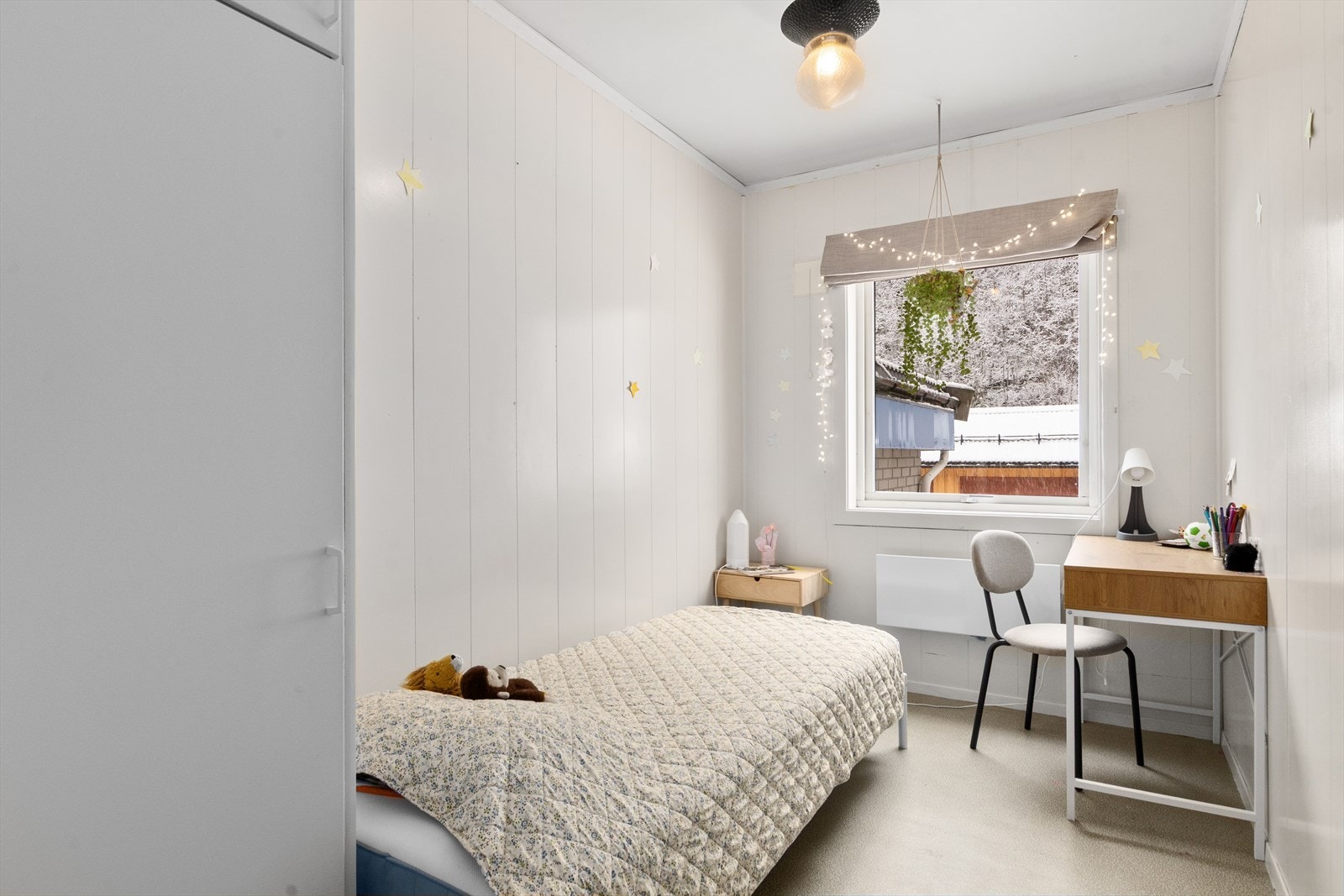 Det minste soverommet har også fin plass til en skrivepult og garderobeskap. Galleribilde