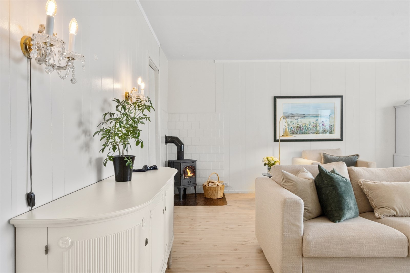 Stuen er romslig og har flere møbleringsmuligheter . Galleribilde
