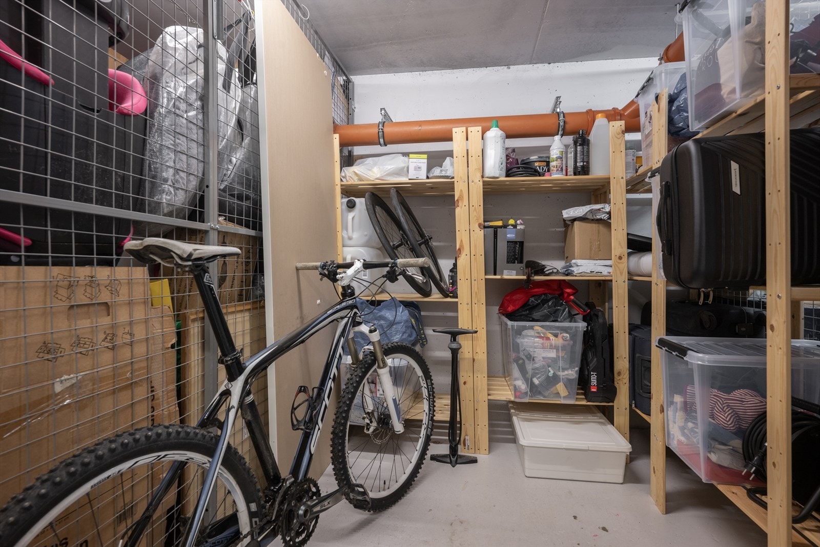 Bod i kjeller på 6 m² - Det er heisadkomst til garasje, bodanlegg og leilighet Galleribilde