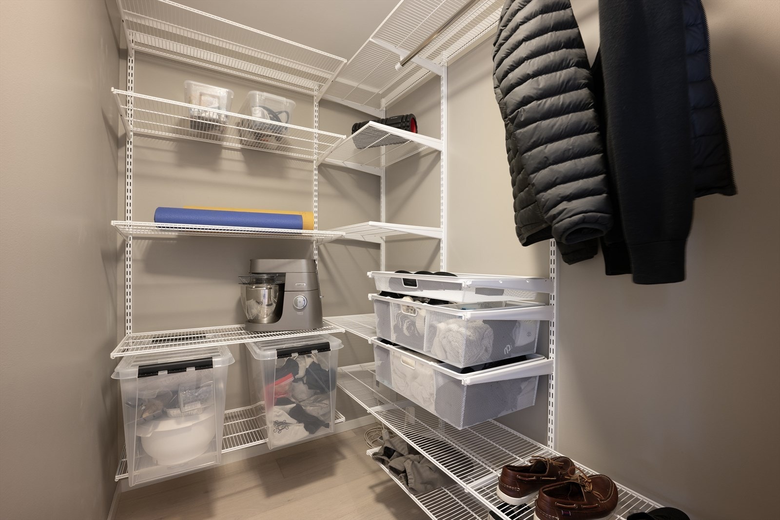 Praktisk innvendig bod i tilknytning til entréen - Det er plass til oppbevaring av støvsuger/vaskeutstyr, samt klær, yttertøy og sko Galleribilde