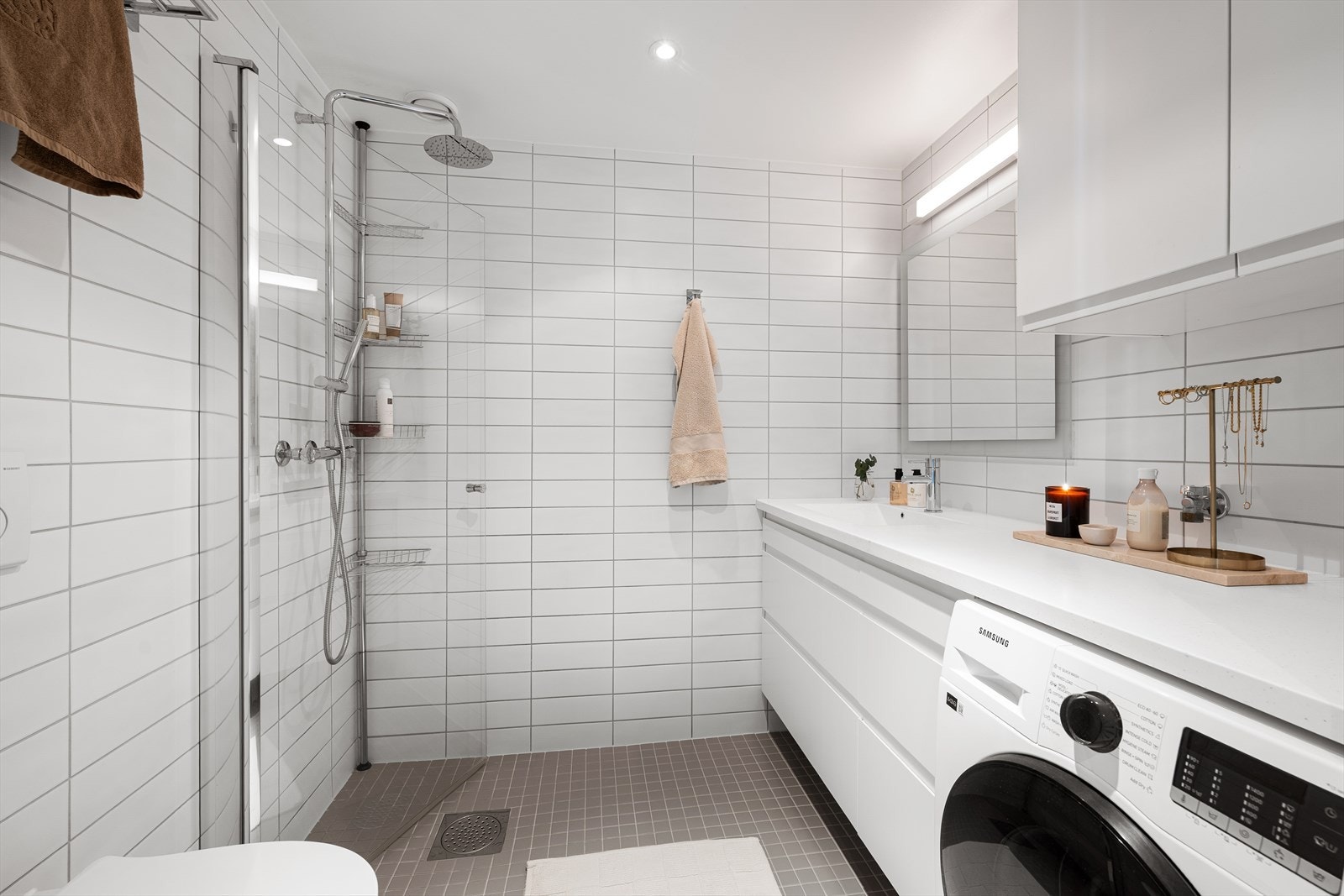 Badet har varme i gulv, downlights i himling og godt med oppbevaringsplass i benkeskap og veggskap - Det er opplegg for vaskemaskin Galleribilde