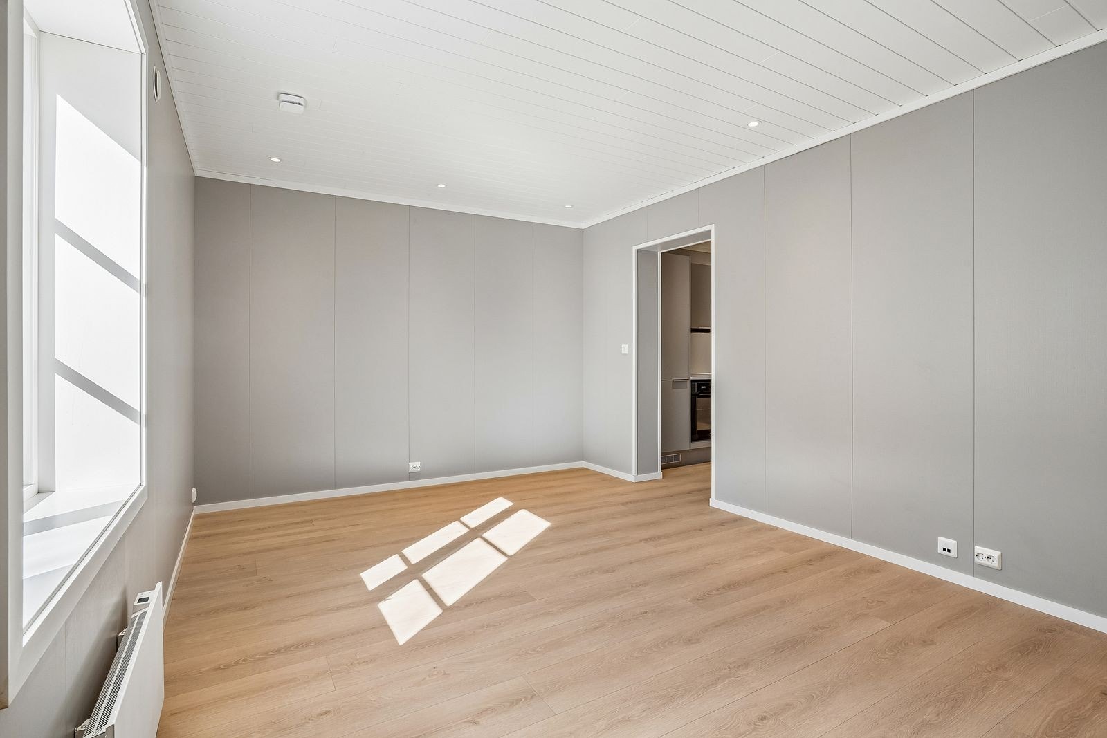 Stue med delvis åpen kjøkkenløsning. Galleribilde