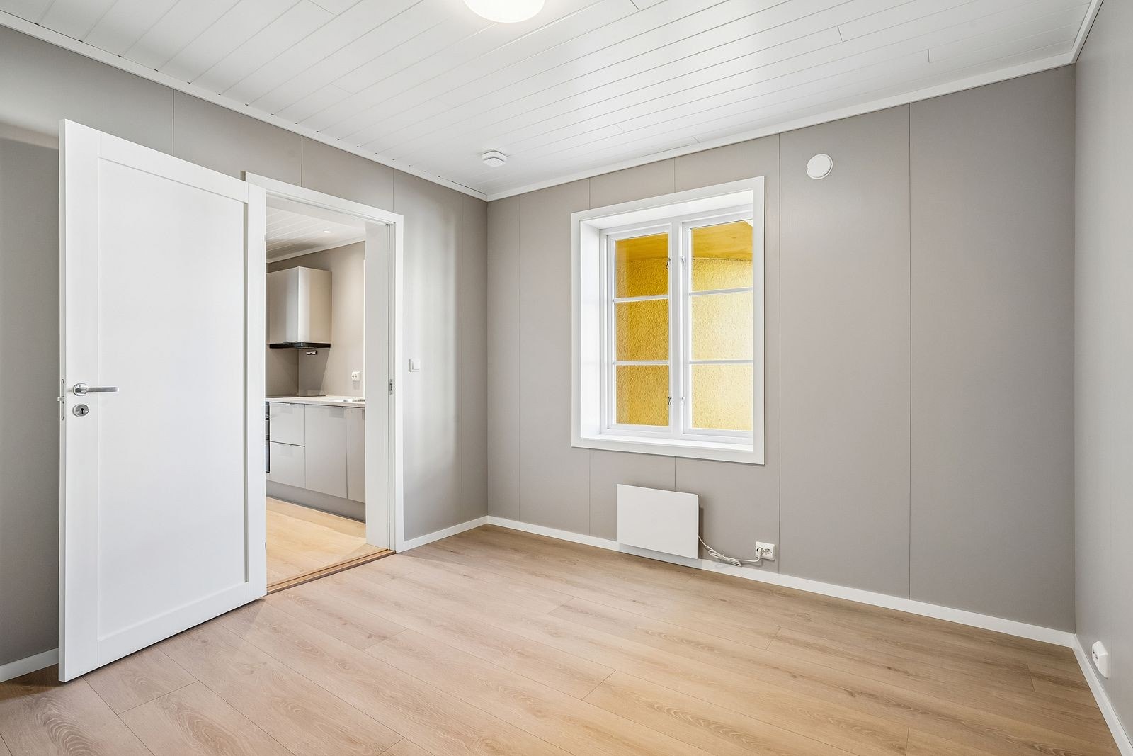 Soverom vendt ut mot stille bakgård. God plass til seng og garderobeskap. Galleribilde