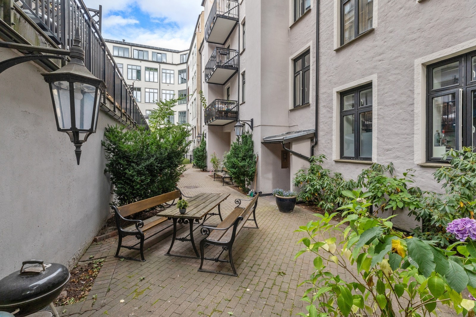 Hyggelig bakgård. Galleribilde