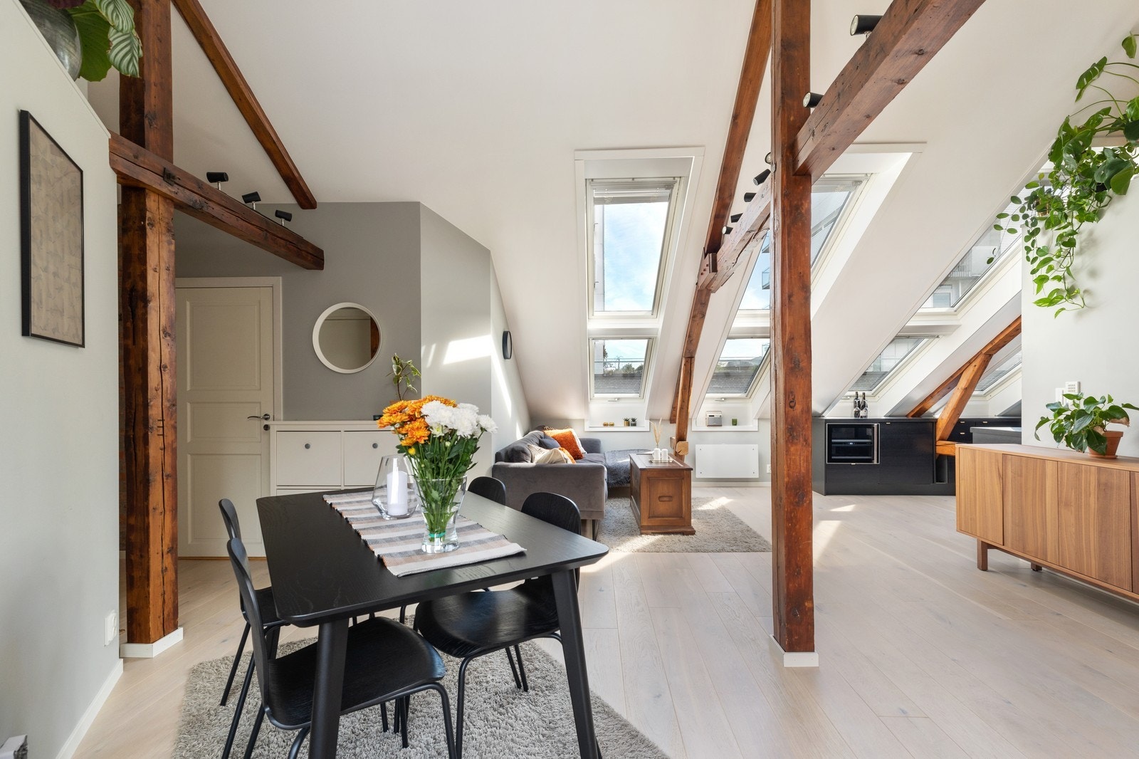Stuen har plass til flere sittegrupper. Galleribilde