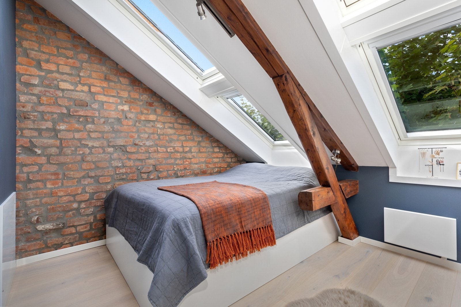 Leiligheten inneholder to soverom som begge har god plass til store senger. Galleribilde