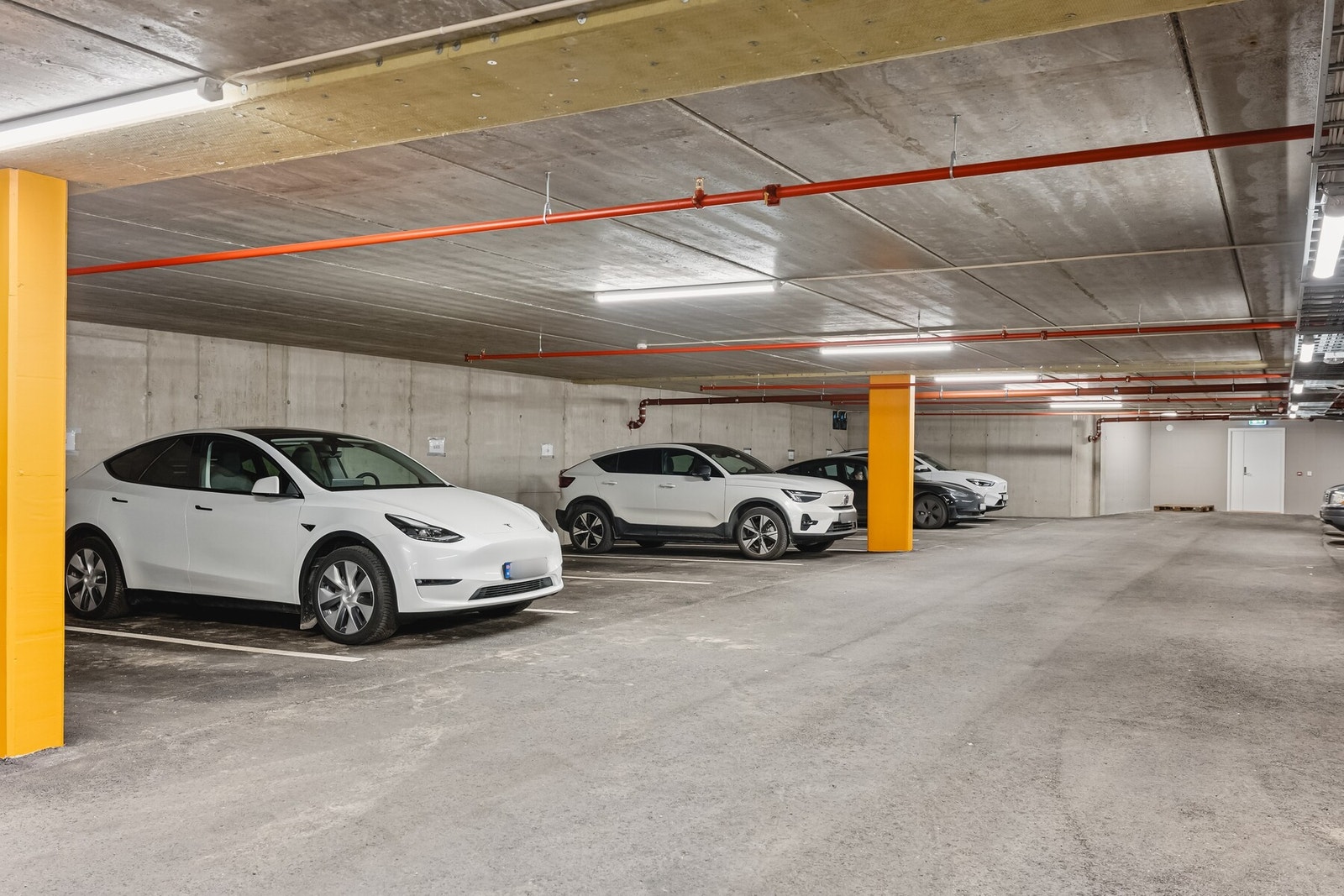 Medfølger fast garasjeplass med lader! Bildet viser ikke garasjeplassen. Galleribilde