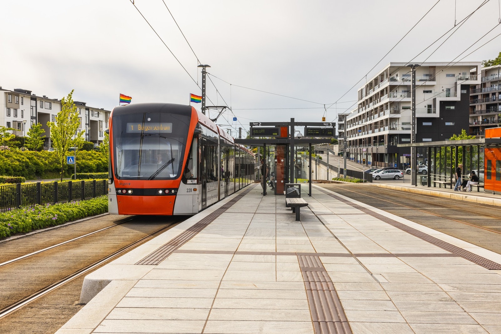 Det er også kort vei til bybanestoppet på Råstølen. Her tar du bybanen til Flesland på 9 min og Bergen sentrum på 33 min. Galleribilde