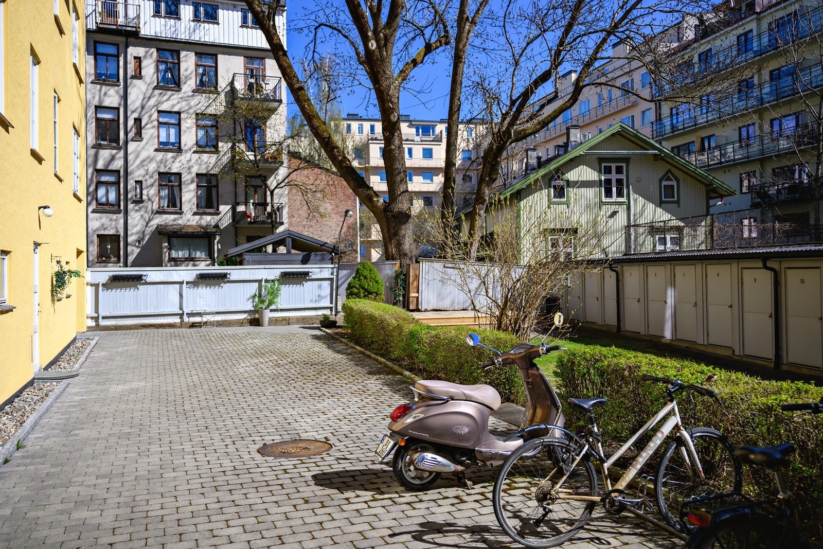 Hyggelig bakgård Galleribilde
