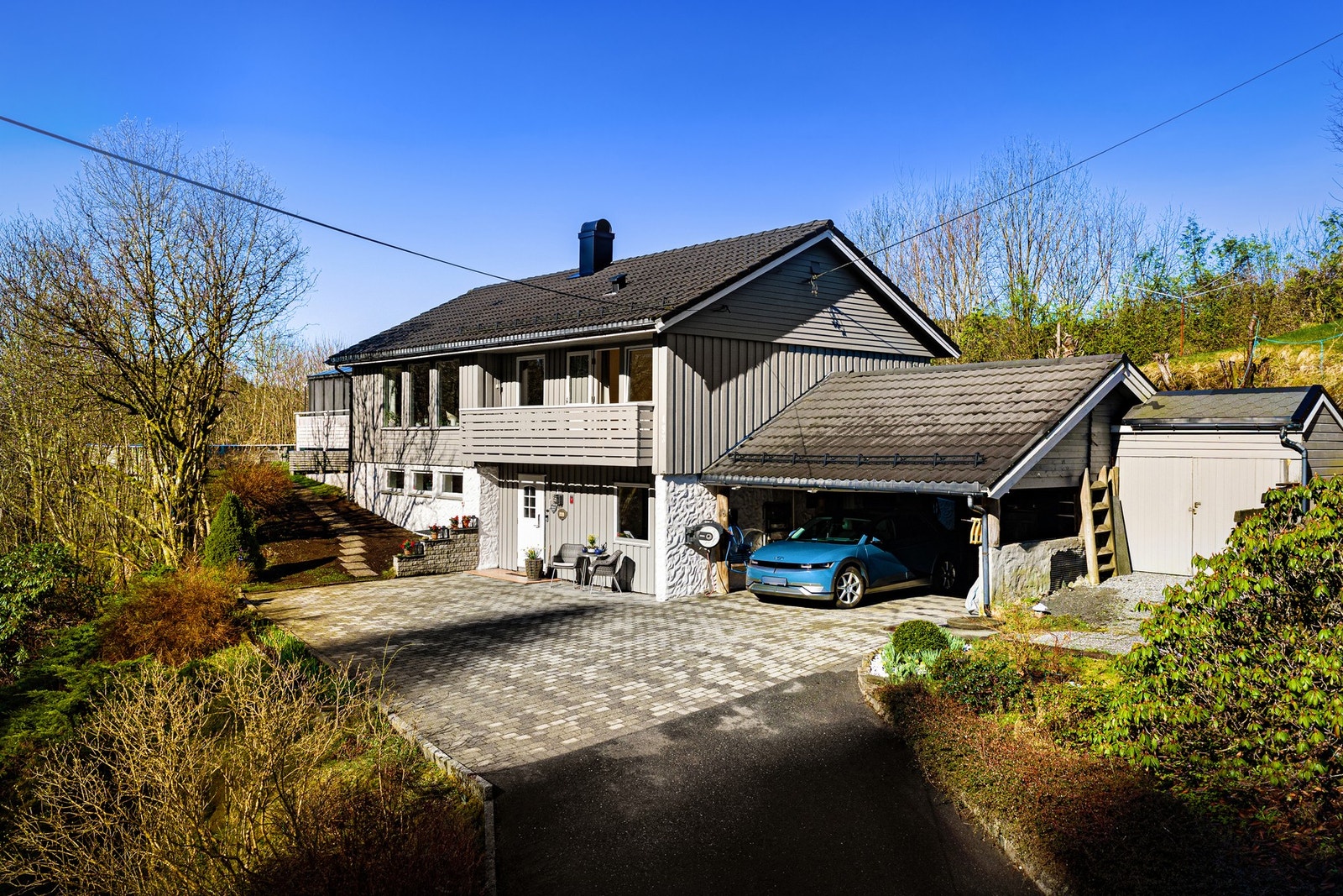 Carport og god plass til både biler og båt på henger. Galleribilde