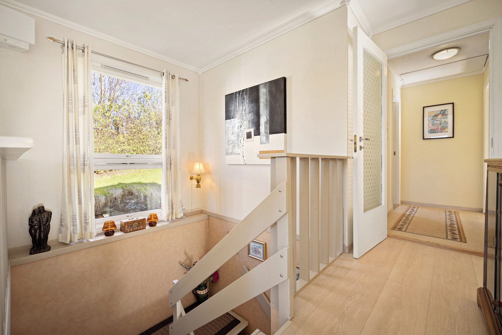 I hovedetasjen er det to soverom, gang, bad, kjøkken og stue. Galleribilde