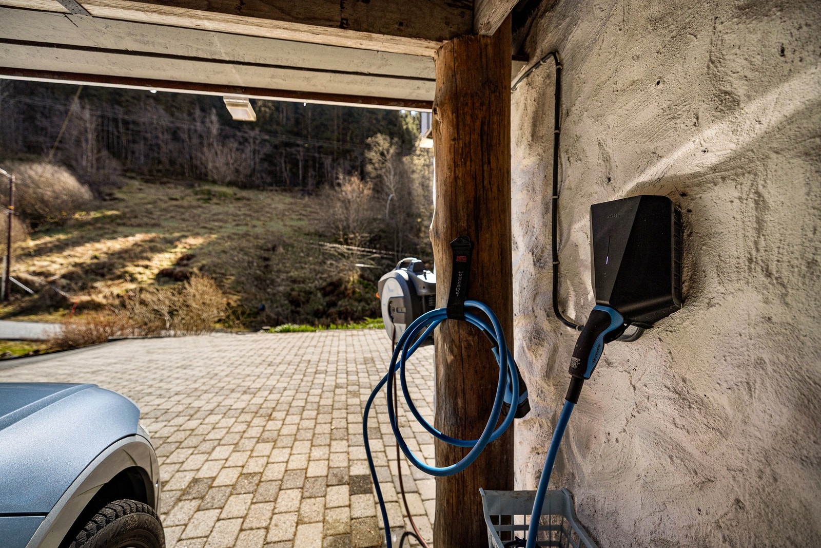 Det er montert elbil-lader i carporten. Galleribilde