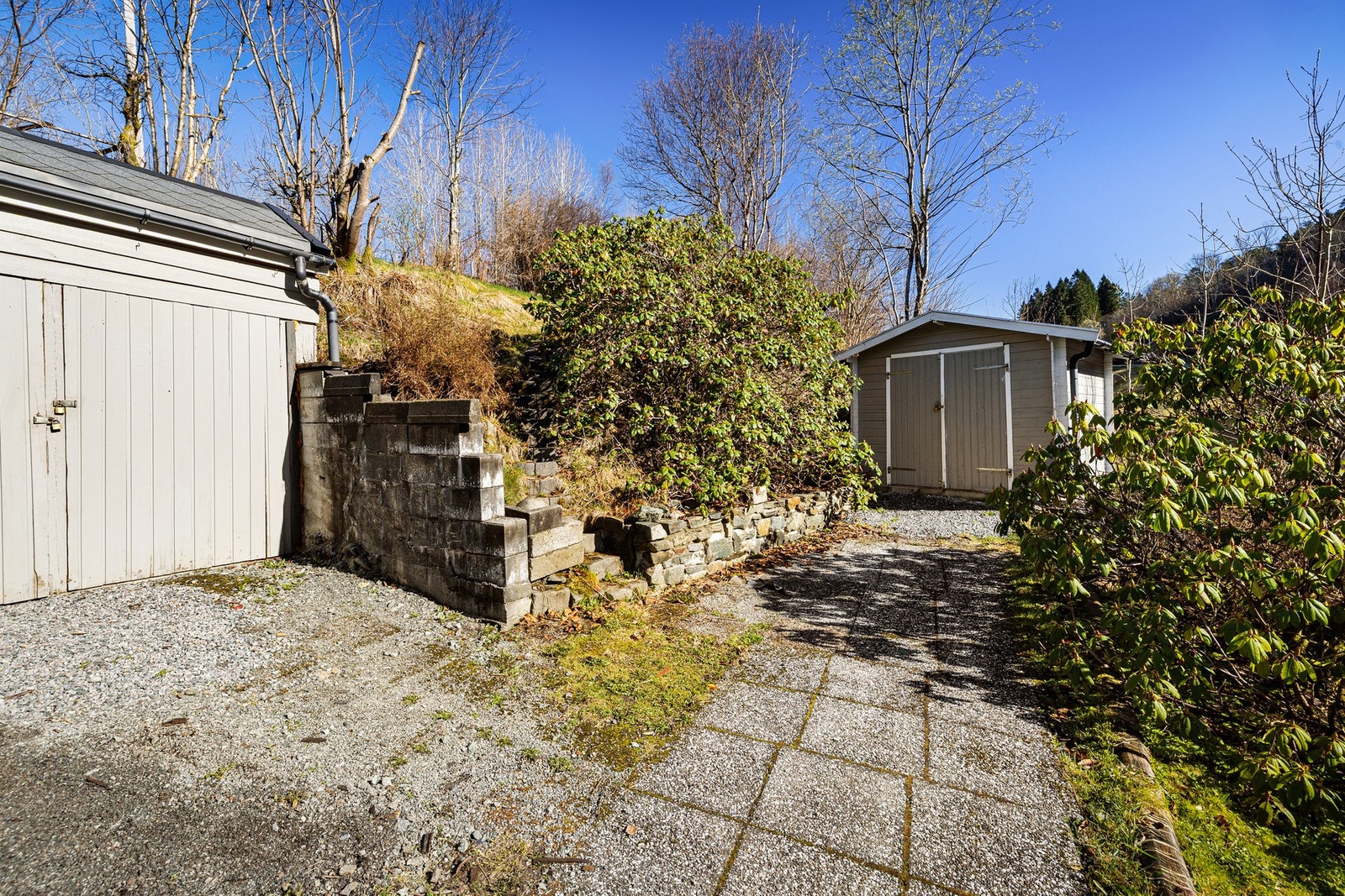 I tilknytning til carporten er det to boder, og det er også en bod i hagen. Galleribilde
