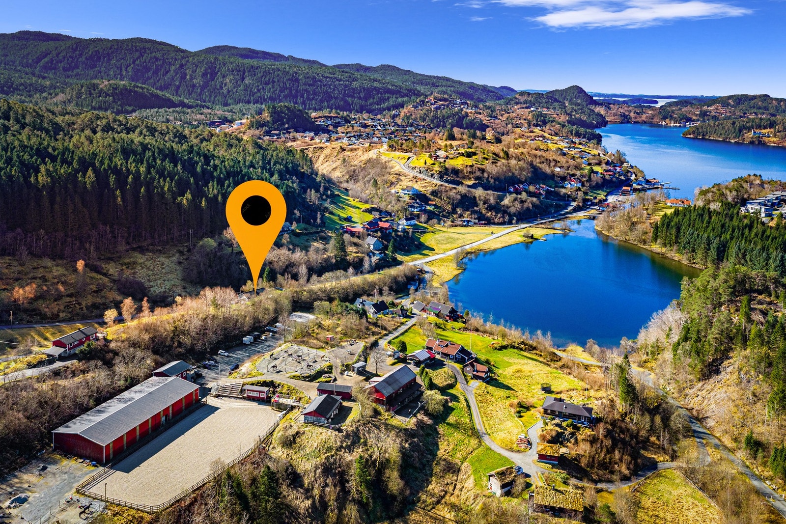 Like ved boligen ligger Trivselsstallen Lysefjorden. Her har de tilbud om rideskole, terapiriding og oppstalling av privathester hvis man skulle være så heldig å ha egen hest. Galleribilde