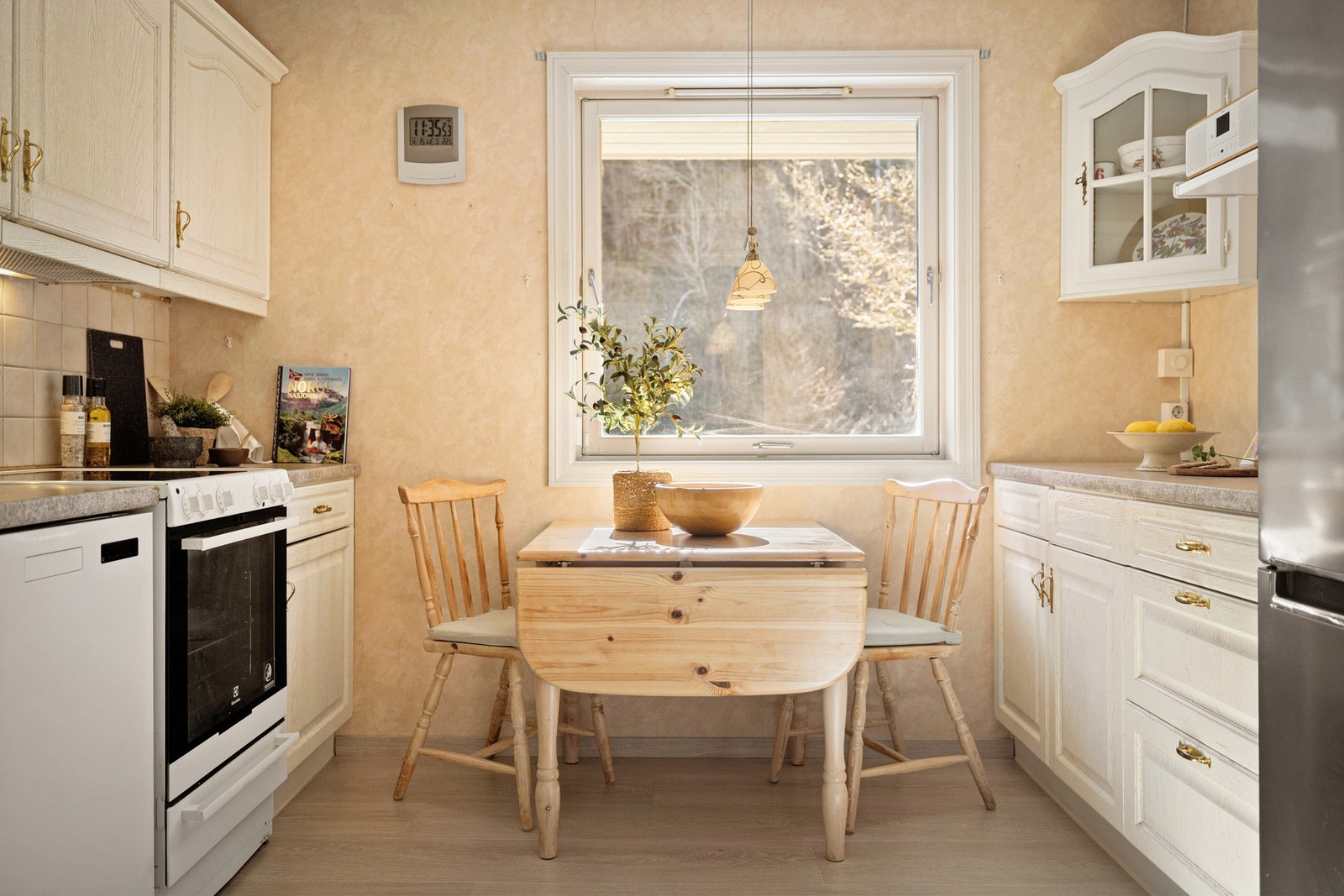 Plass til en liten spisegruppe så man kan nyte frokosten ved vinduet. Galleribilde