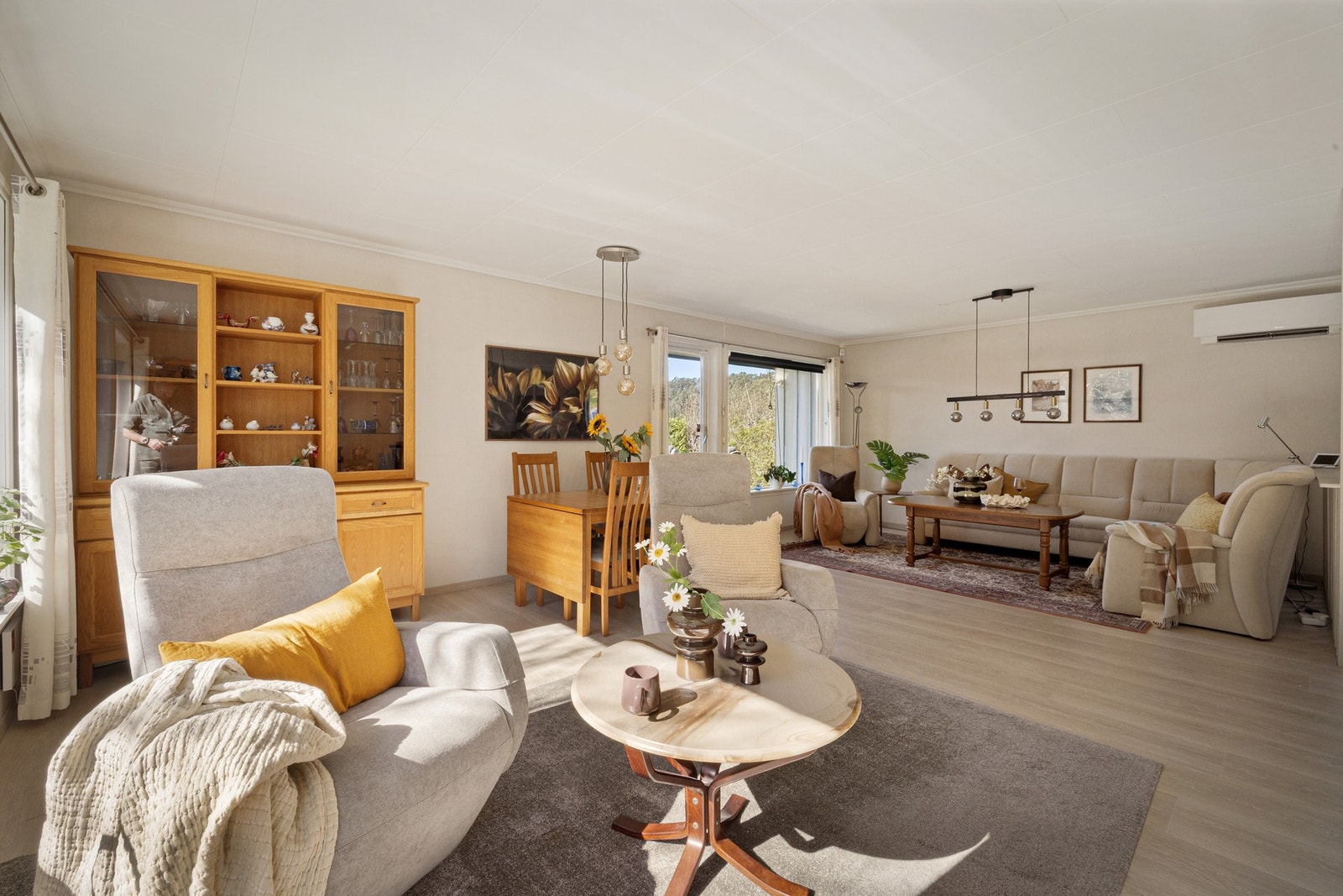 Stor åpen stue med utgang til terrasse og utestue. Galleribilde