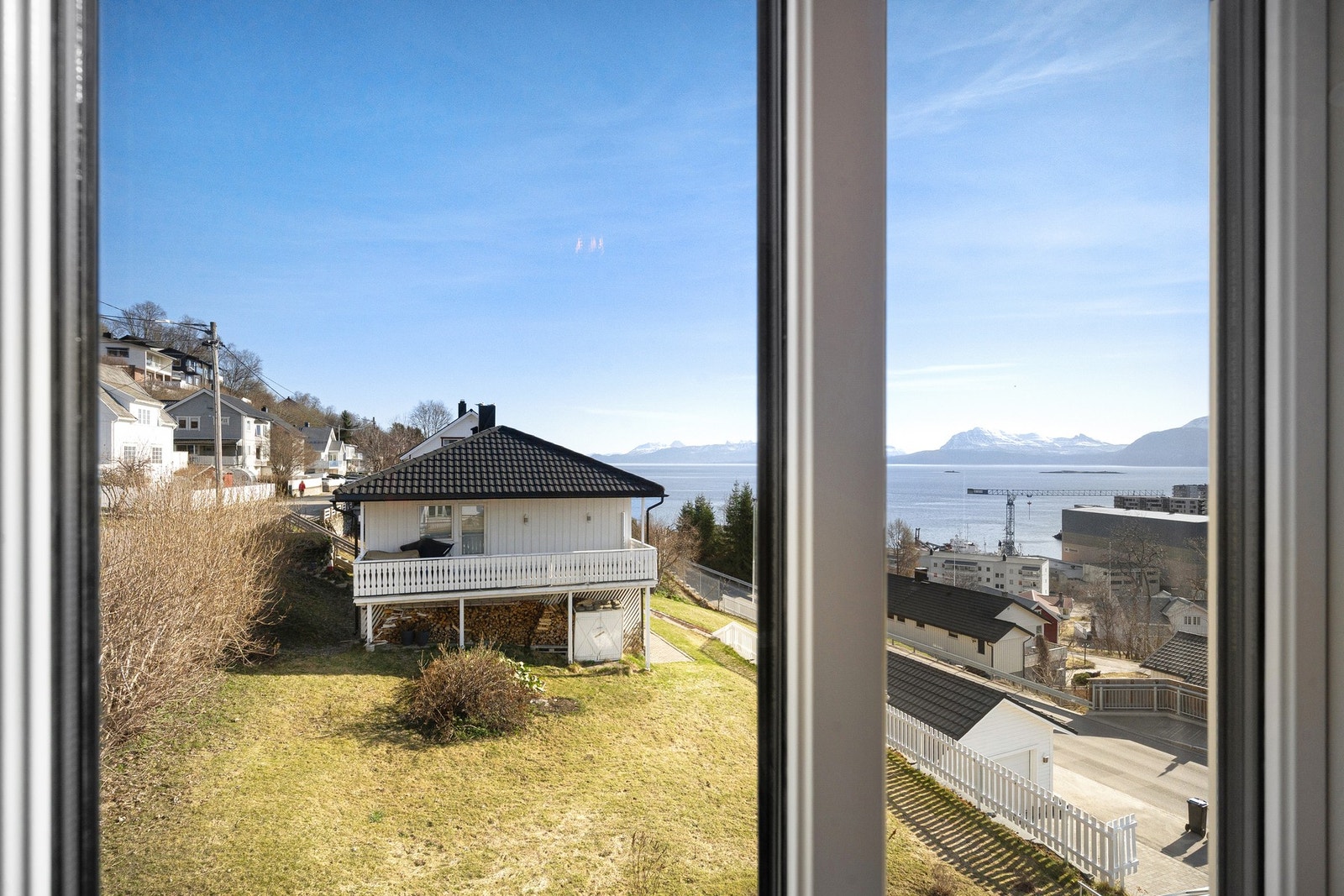 Det er også svært god utsikt, enten du er ute på verandaen eller innendørs Galleribilde