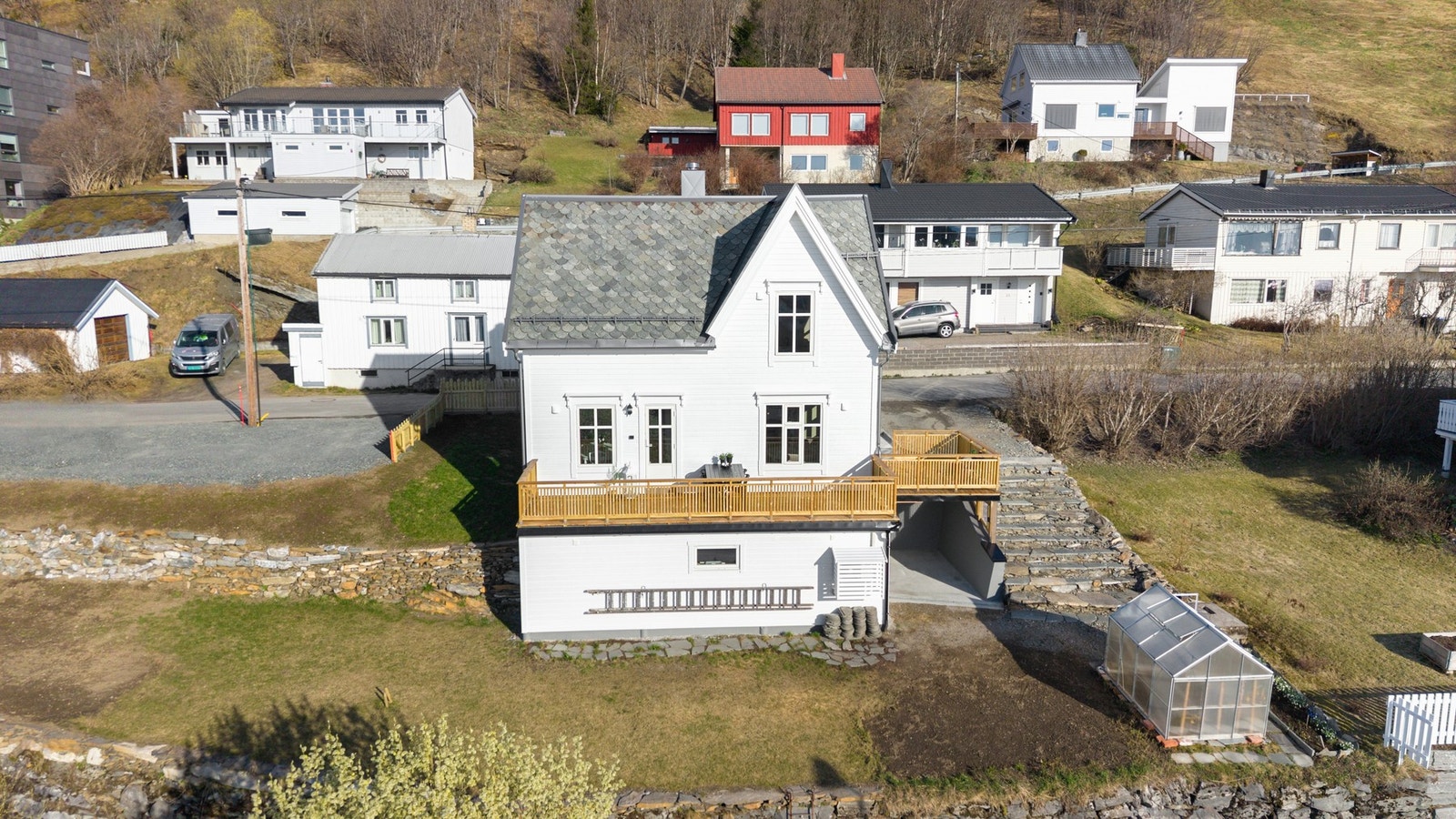 Unik og gjennomført enebolig med elegant særpreg! Boligen fra 1920 har blitt renovert siste 2-3 år og holder høy standard Galleribilde
