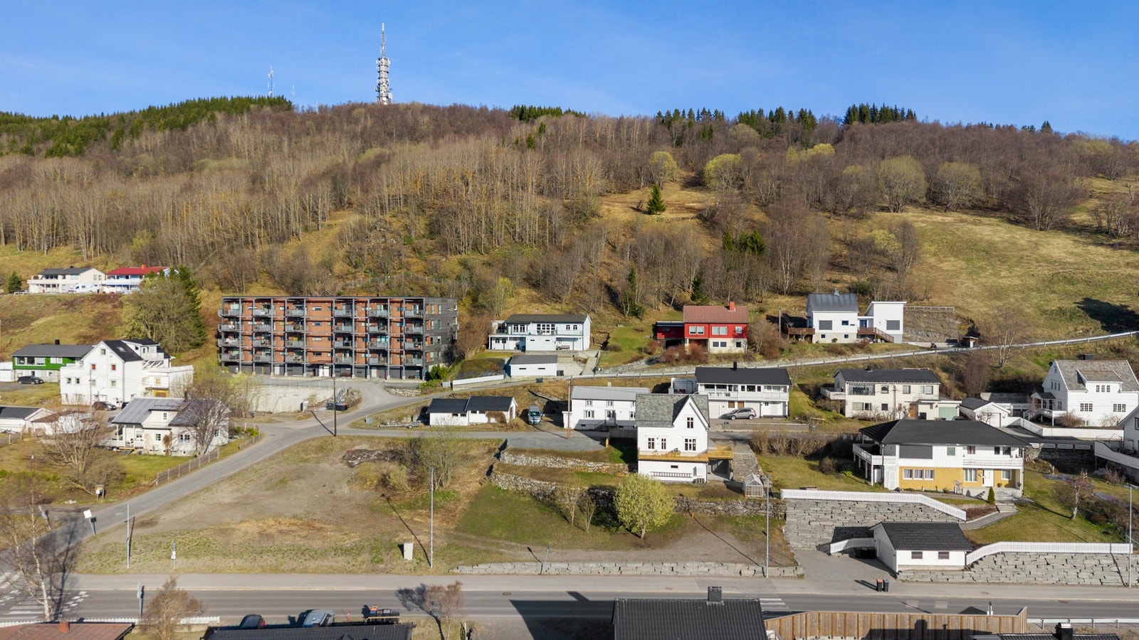 TV-tårnet og flotte turstier finner du rett på baksiden av boligen Galleribilde