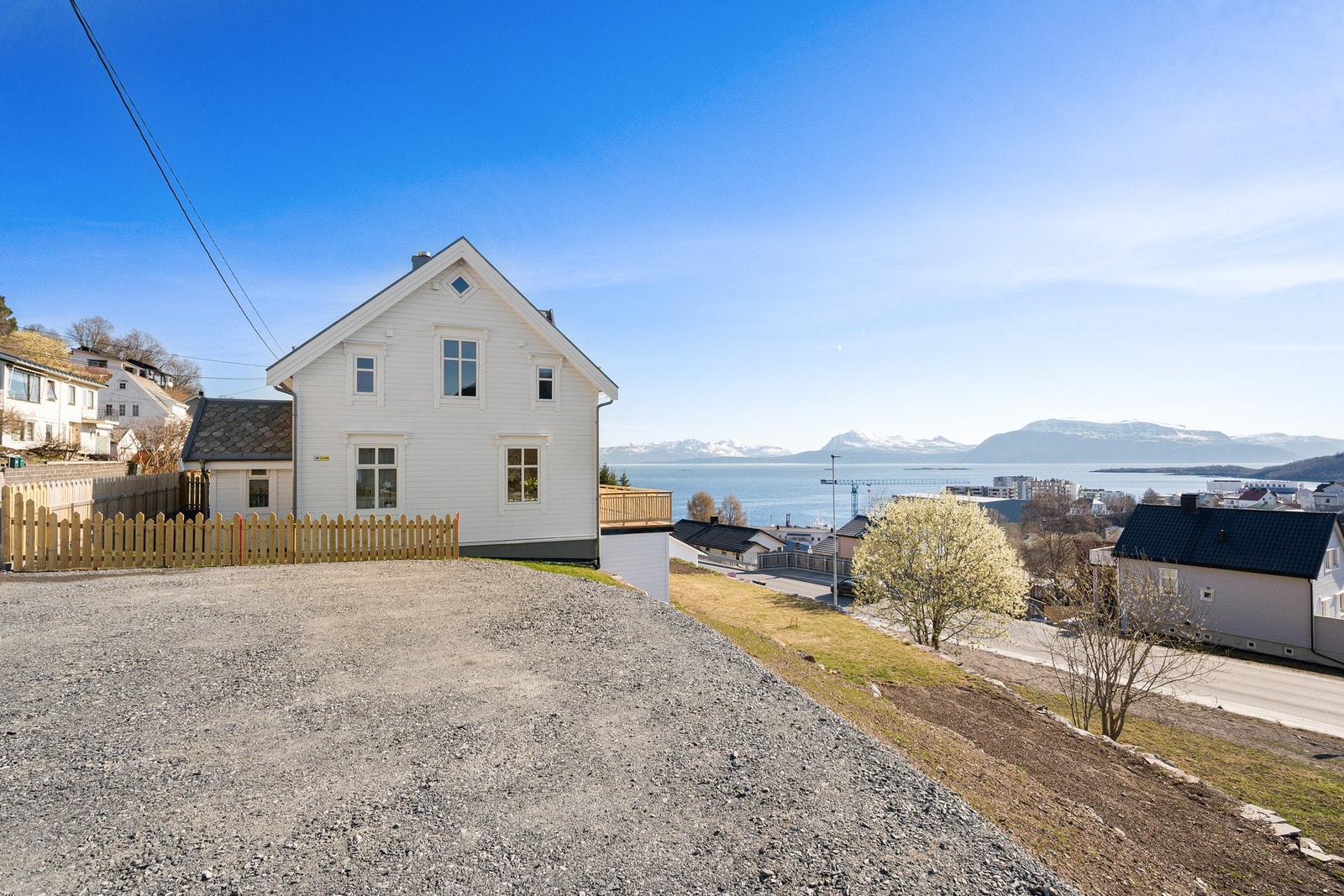 Parkeringsmuligheter for hele 5 biler Galleribilde