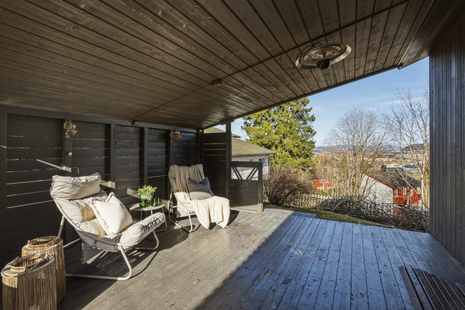 Overbygget og lun terrasse med enkel tilgang til hagen. Galleribilde