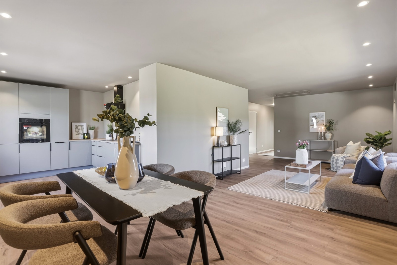 I stuen har man plass til sofagruppe, samt spisestue i overgangssonen mot kjøkkenet. Galleribilde