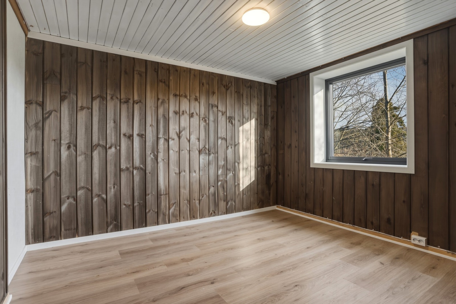 Disponibelt rom i kjeller som i plantegning er tegnet inn som soverom. Dette rommet oppfyller krav til størrelse og rømningsvei, men det er ikke søkt bruksendret til soverom hos kommunen. Galleribilde