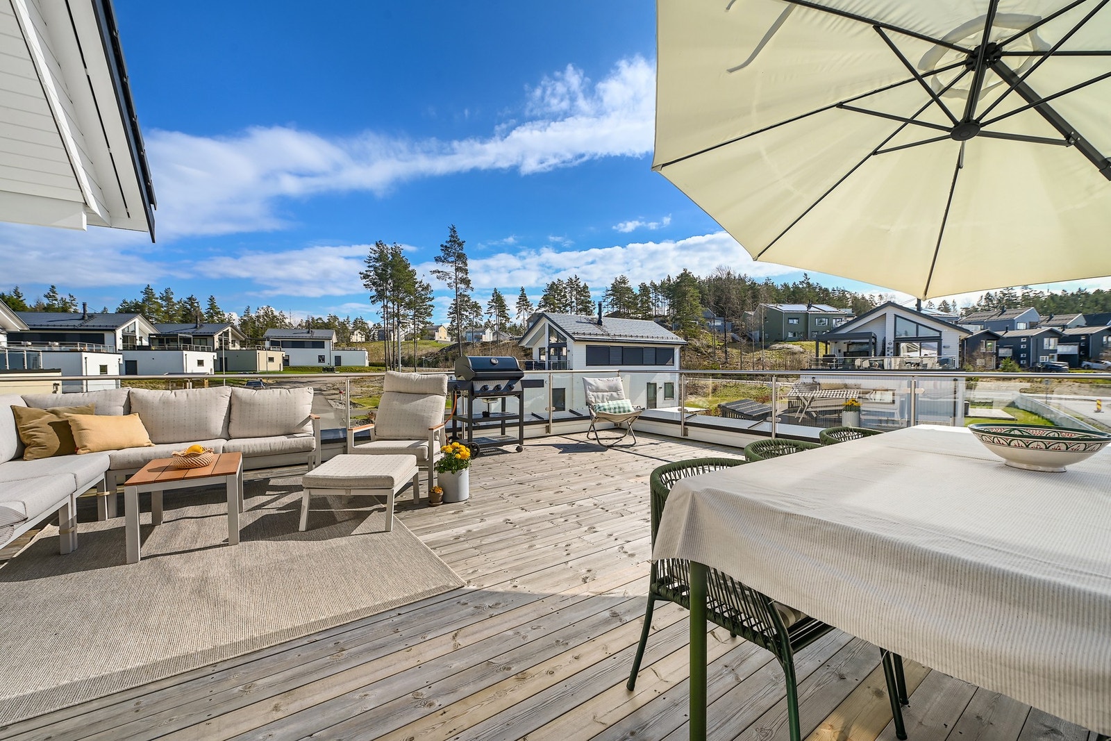 Fra stuen er det direkte utgang til en stor takterrasse på til sammen 45 m² - en sjelden og verdsatt forlengelse av oppholdsrommet. Galleribilde