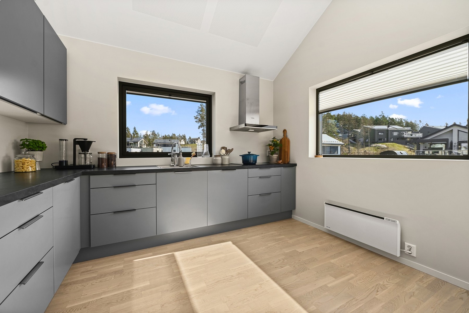 Kjøkkenet er innredet med slette fronter og laminat benkeplate. Integrert komfyr, platetopp, kjøl/fryseskap og oppvaskmaskin. Galleribilde