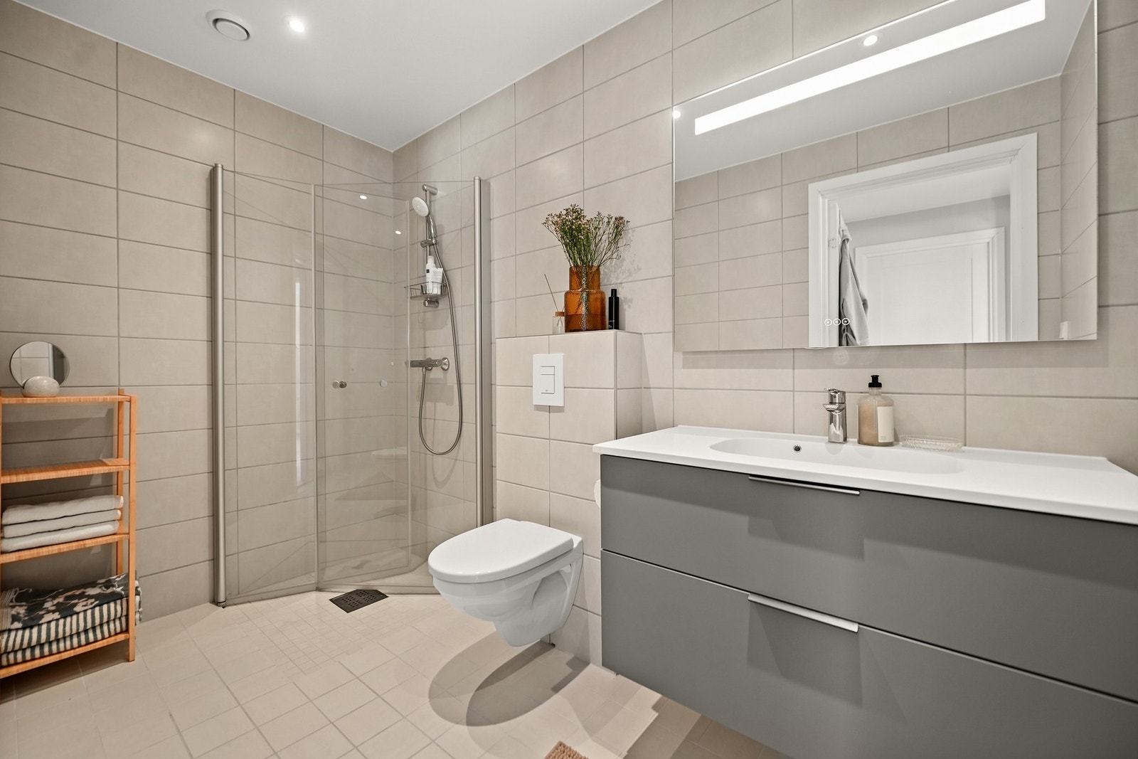 Boligen har to delitake bad, ett i hver etasje.
Badet i 2. etasje er innredet med nedfelt servant, veggmontert toalett og dusjhjørne. Galleribilde