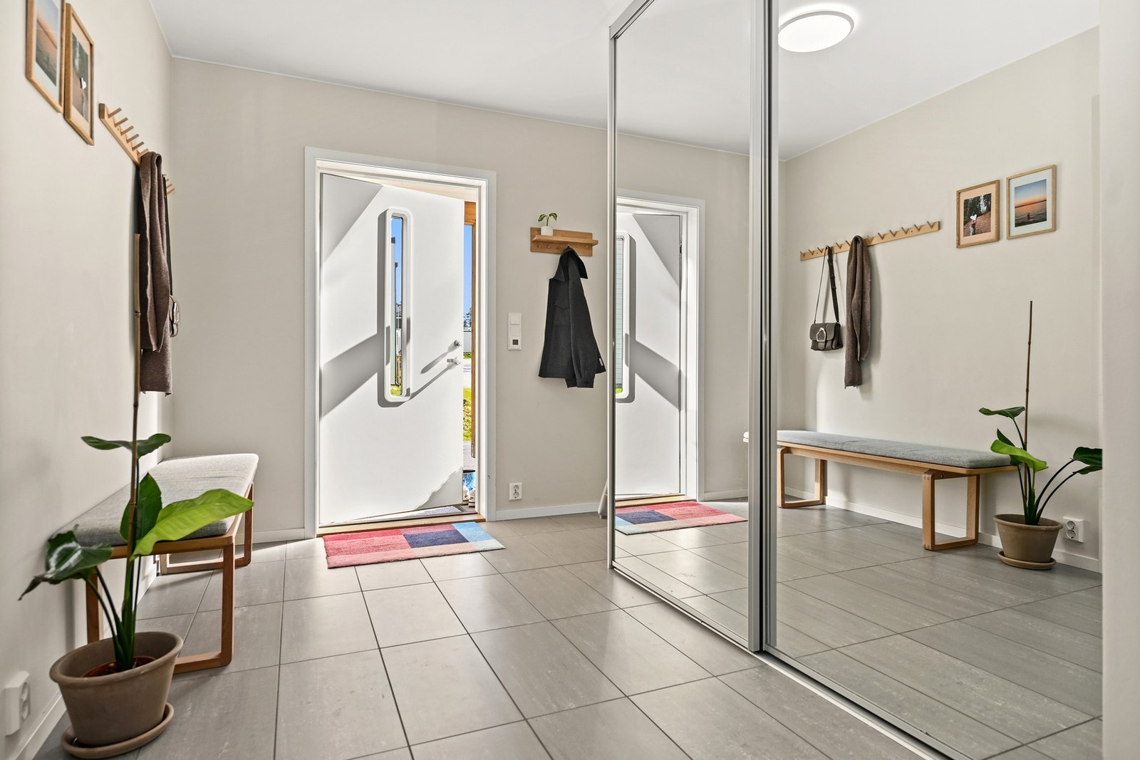 Her er det godt å komme hjem, og hyggelig å ønske gjester velkommen samtidig som det er god plass til å henge av seg ytterklær. Galleribilde