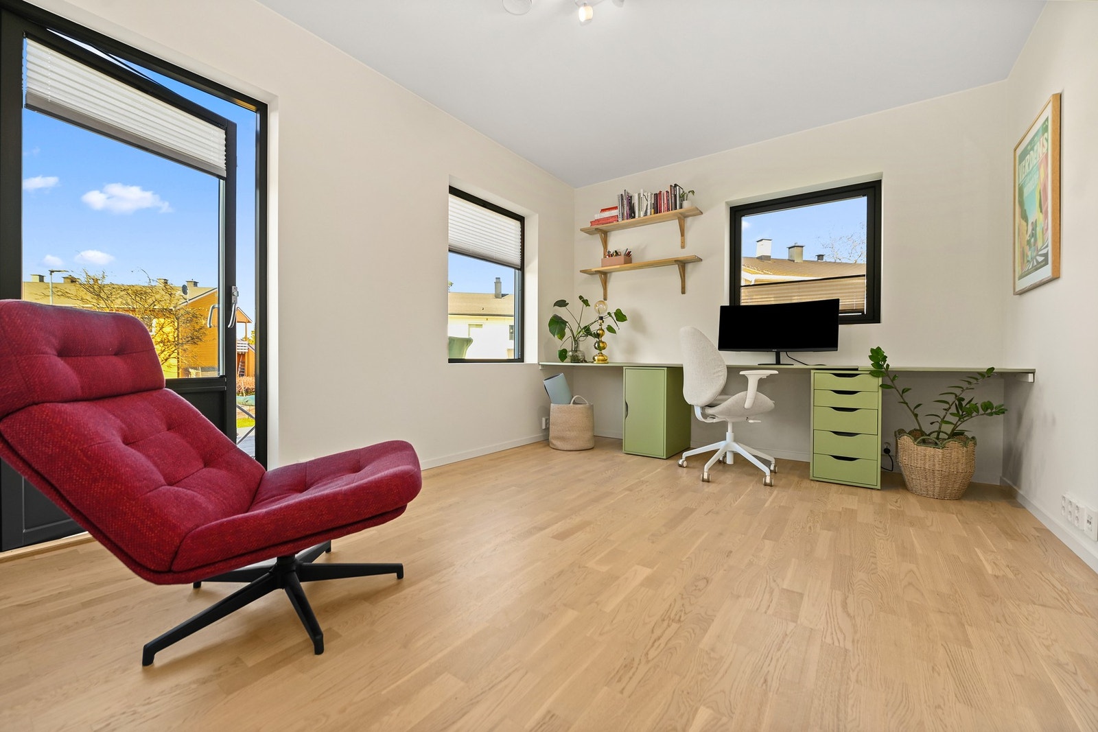 Det ene soverommet i 1.etg blir benyttet som kontor og hobbyrom. Rommet er også perfekt som TV-stue for ungdom. Galleribilde