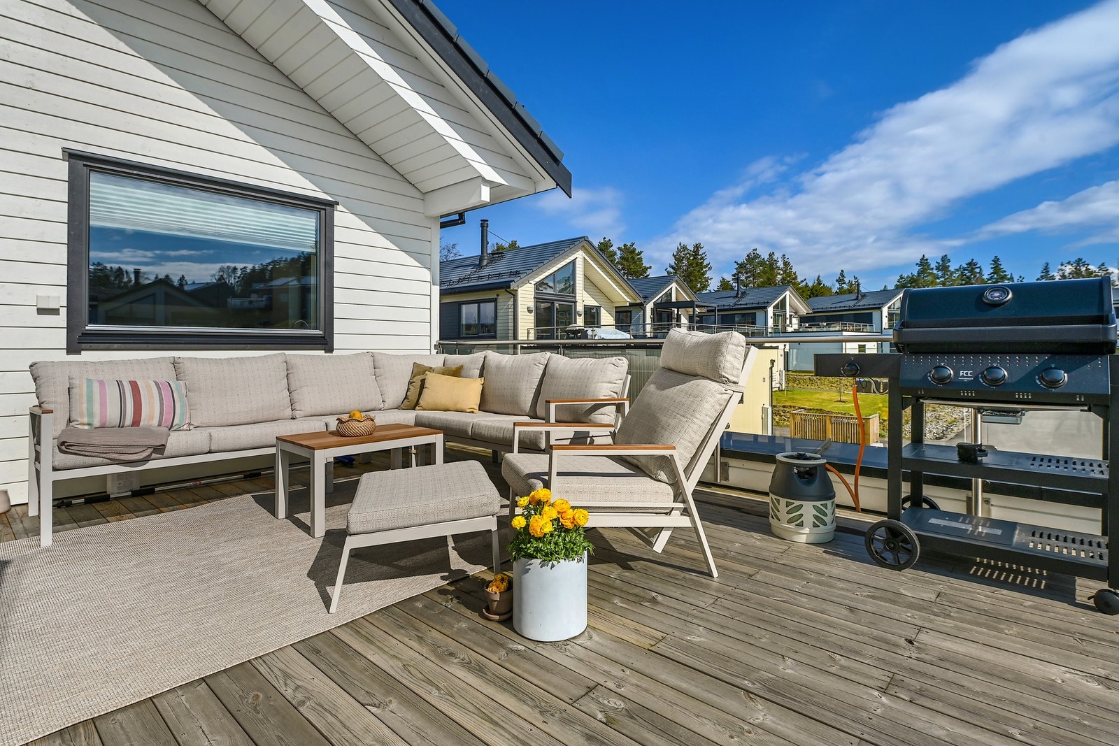 Det er god plass til både spisegruppe, grill, lounge og solsenger, og med gode solforhold. Galleribilde