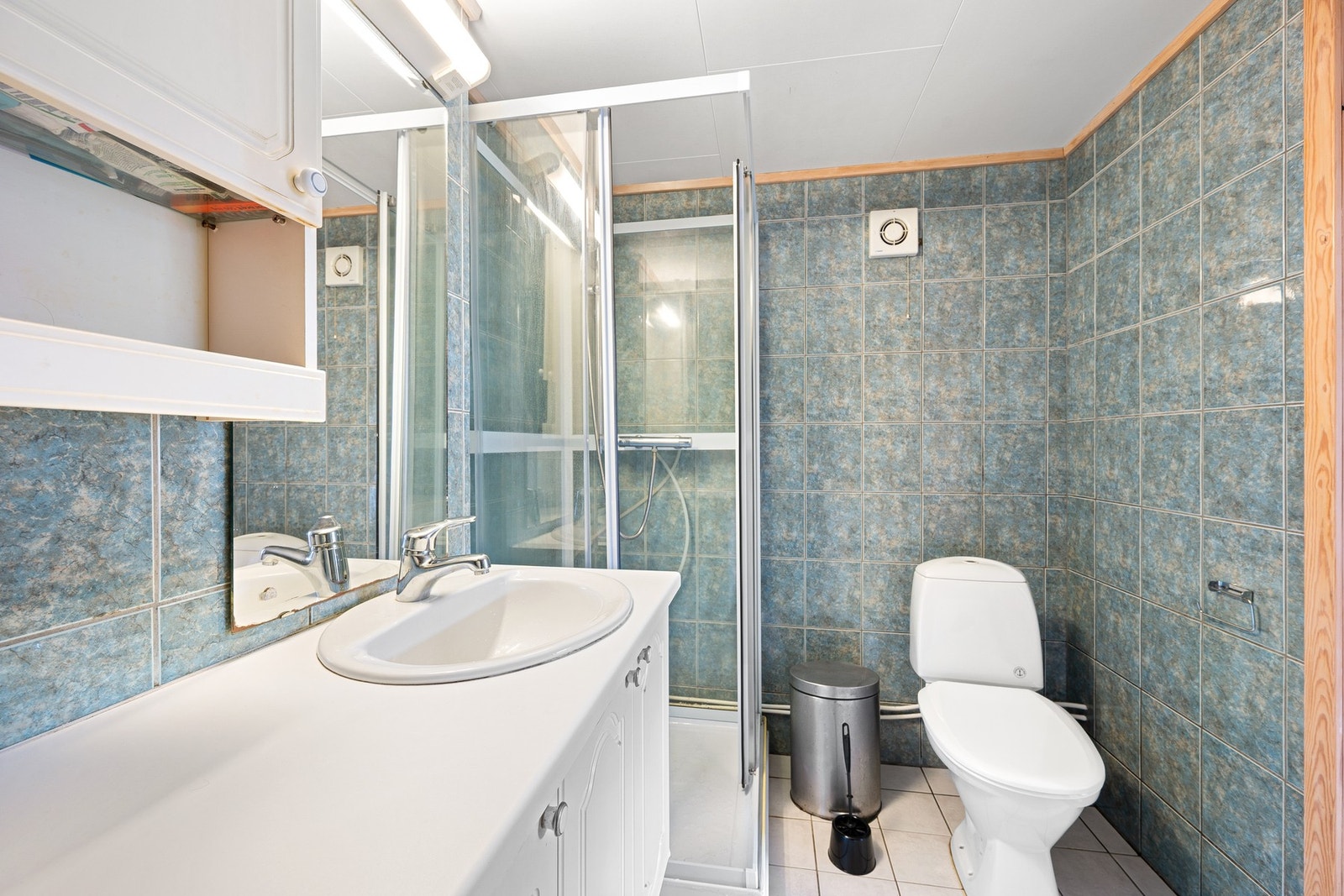 Badet har baderomsinnredning, dusjkabinett, toalett og røropplegg for vaskemaskin Galleribilde